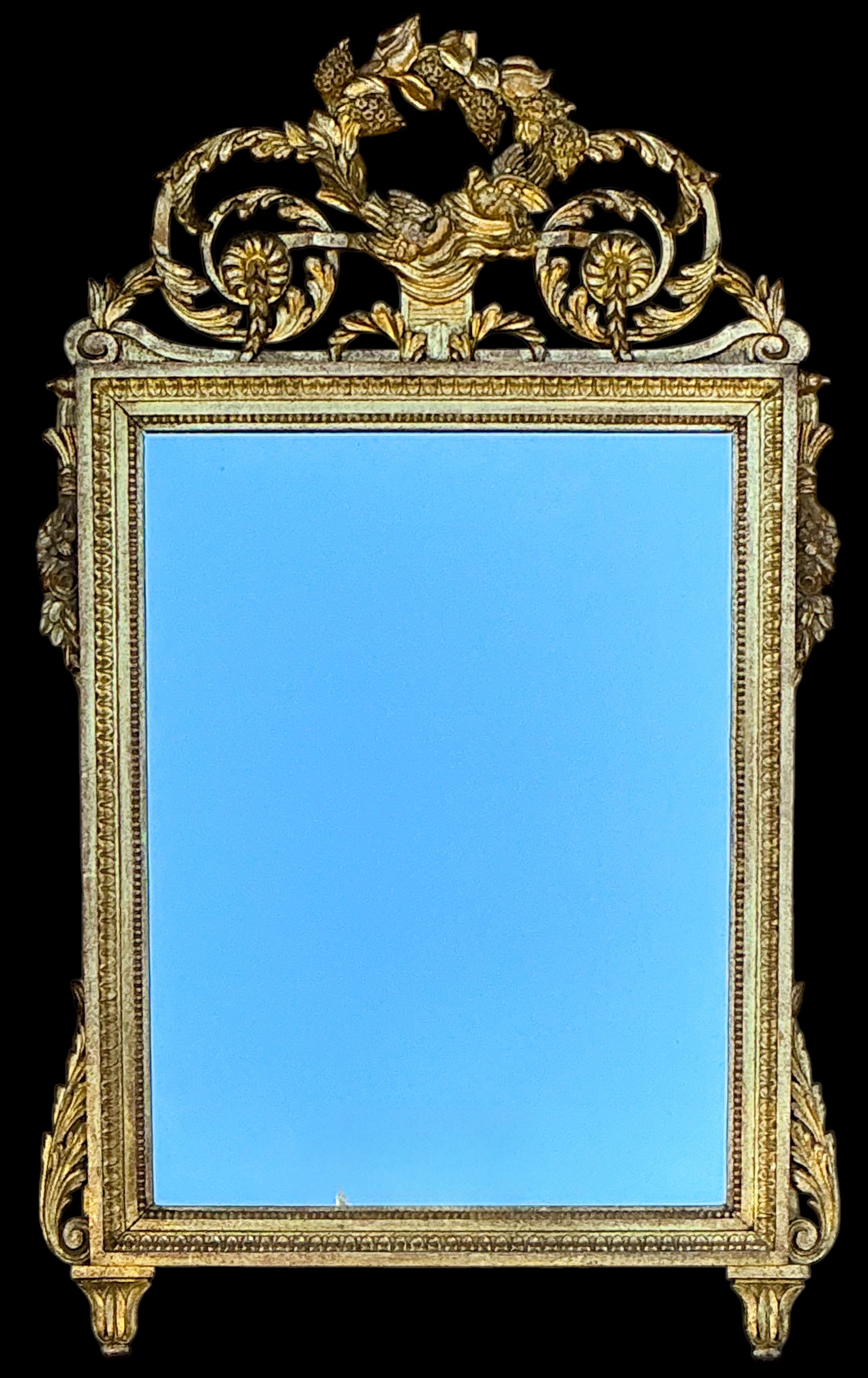Fine del XIX secolo. Specchio francese in legno dorato intagliato in stile Luigi XIV con uccelli