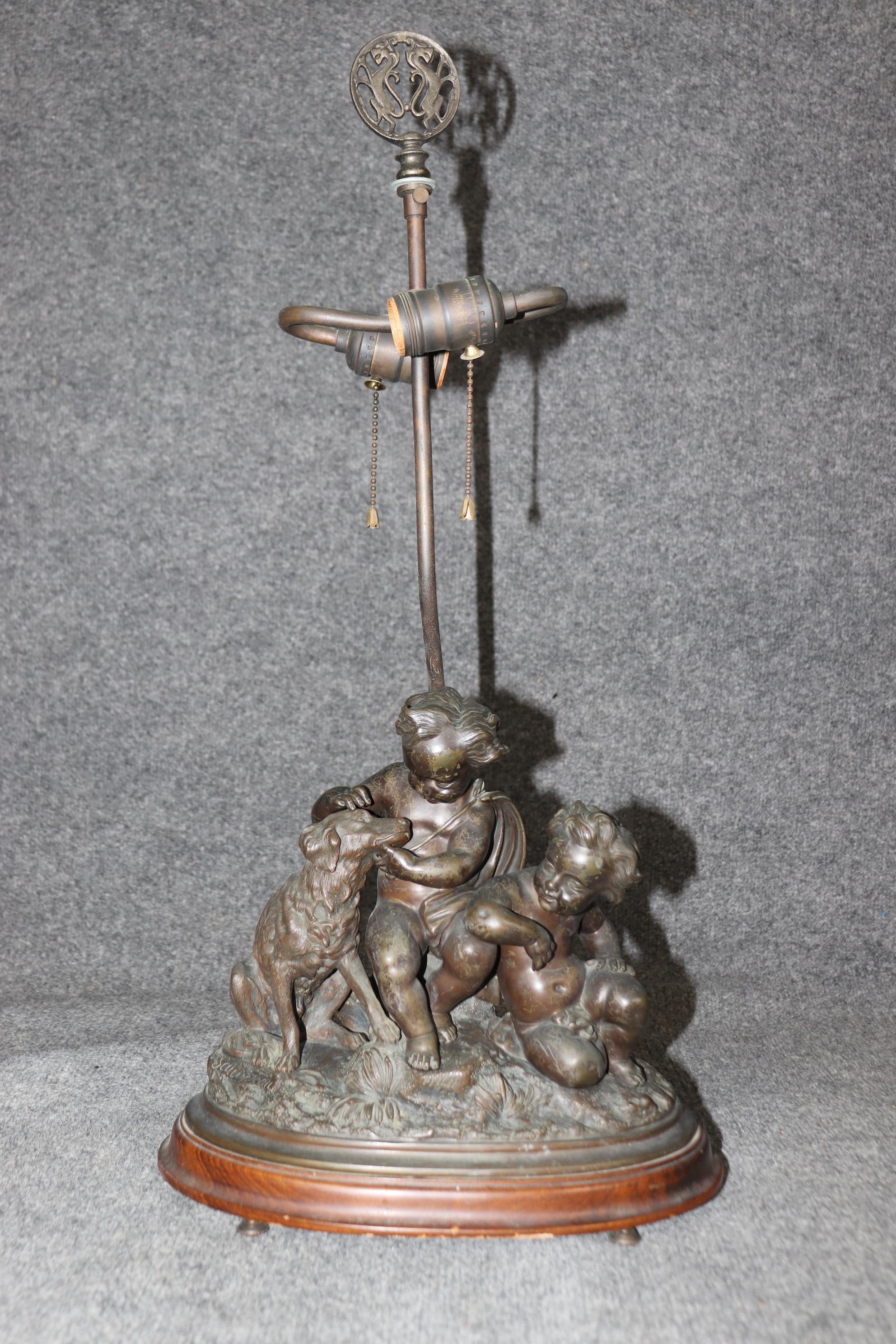 Dimensiones - Al: 25 1/4 pulg An: 13 pulg D: 7 pulg
Altura hasta la parte superior de la escultura de bronce - H: 11 1/4 pulg.

Esta impresionante lámpara de bronce de finales del siglo XIX, firmada por el célebre escultor francés Louis Sauvageau,