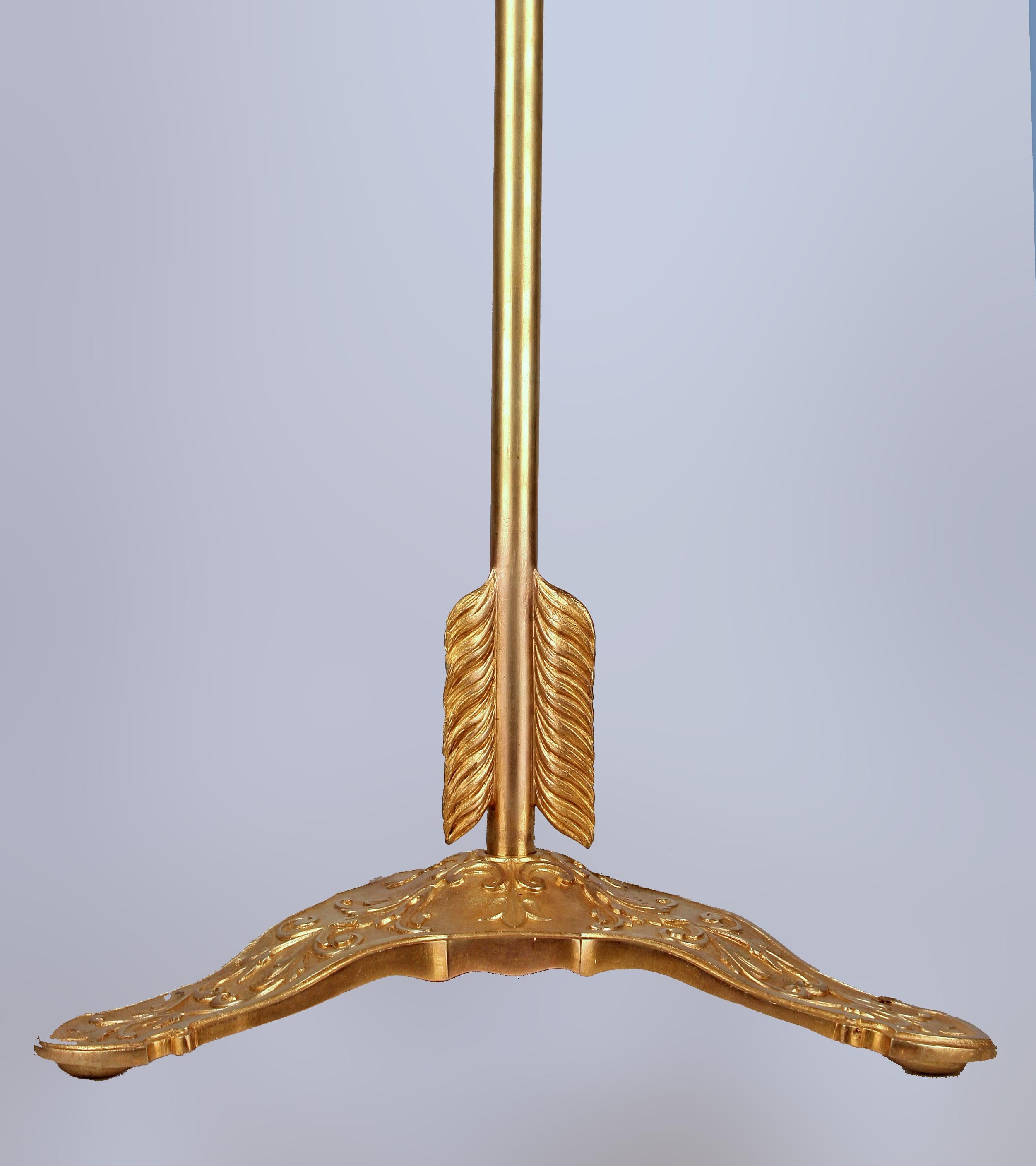 Patiné Lampadaire en forme de flèche en bronze doré et en bronze doré de la fin du 19e C. par la Maison Jansen en vente