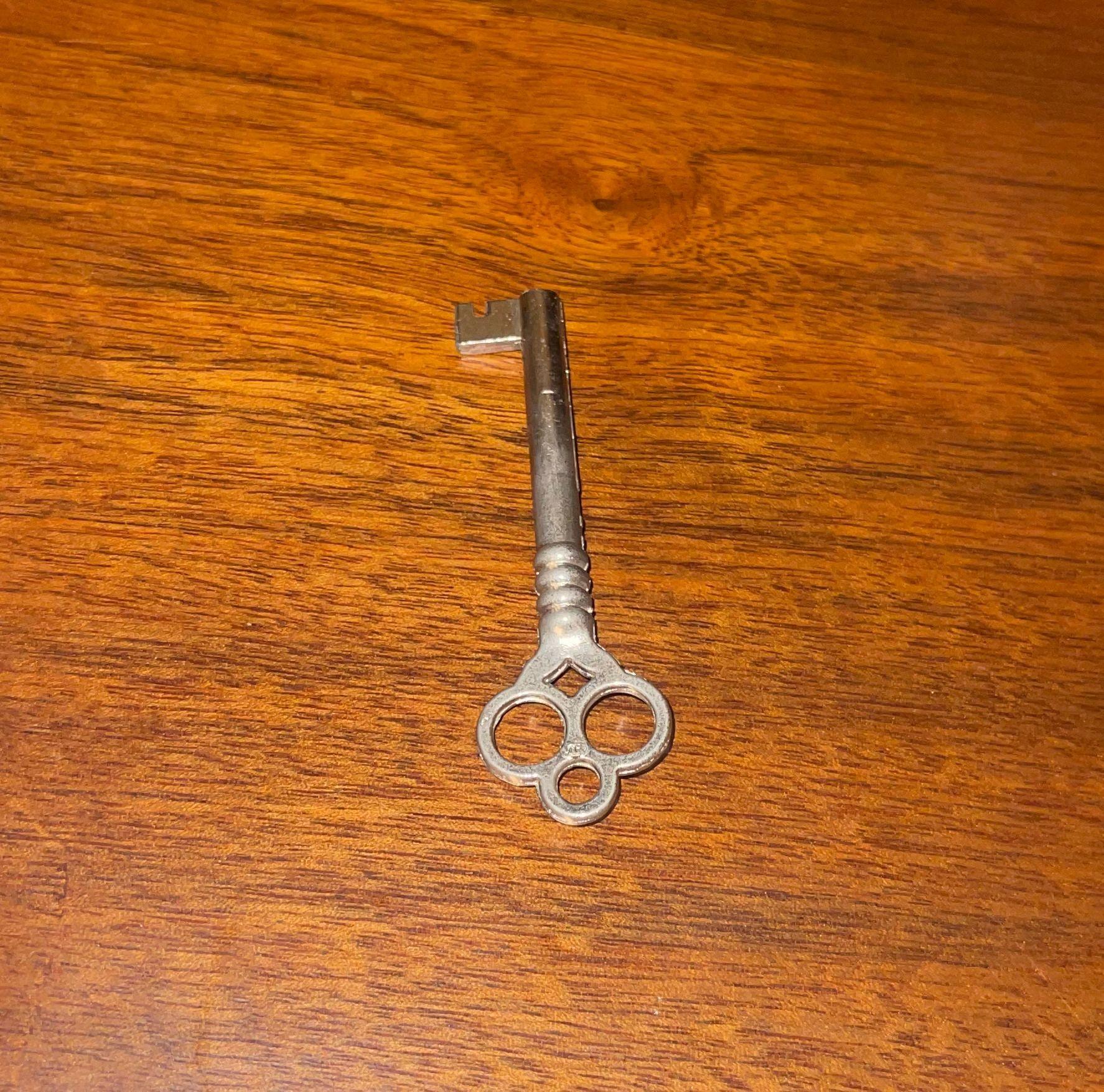 Armadio rinascimentale francese della fine del XIX secolo con pannelli in rilievo e piani in marmo. in vendita 5