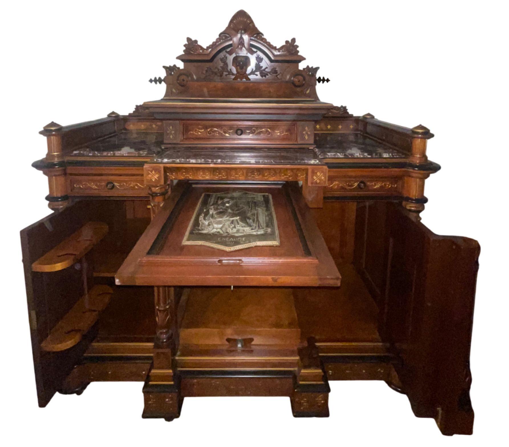 Straordinario esempio di artigianato rinascimentale francese, questo mobile monumentale è riccamente realizzato in noce intagliato e intarsiato, con placche in rilievo in bronzo che raffigurano allegorie classiche delle arti, tra cui 