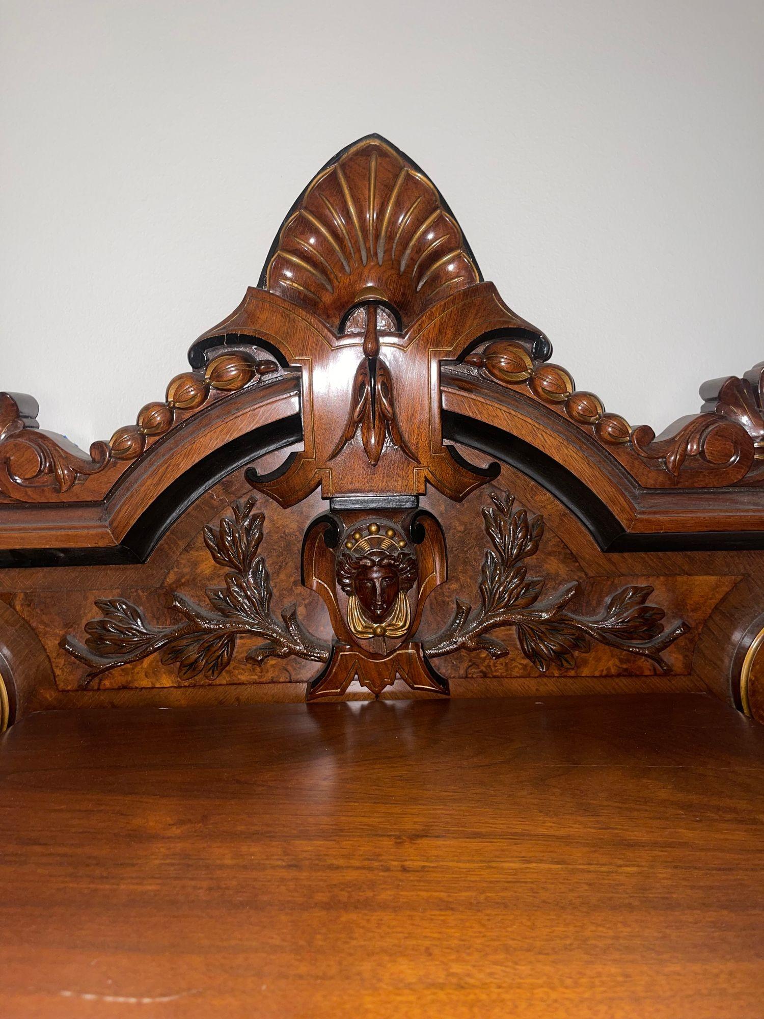 Marmo Armadio rinascimentale francese della fine del XIX secolo con pannelli in rilievo e piani in marmo. in vendita