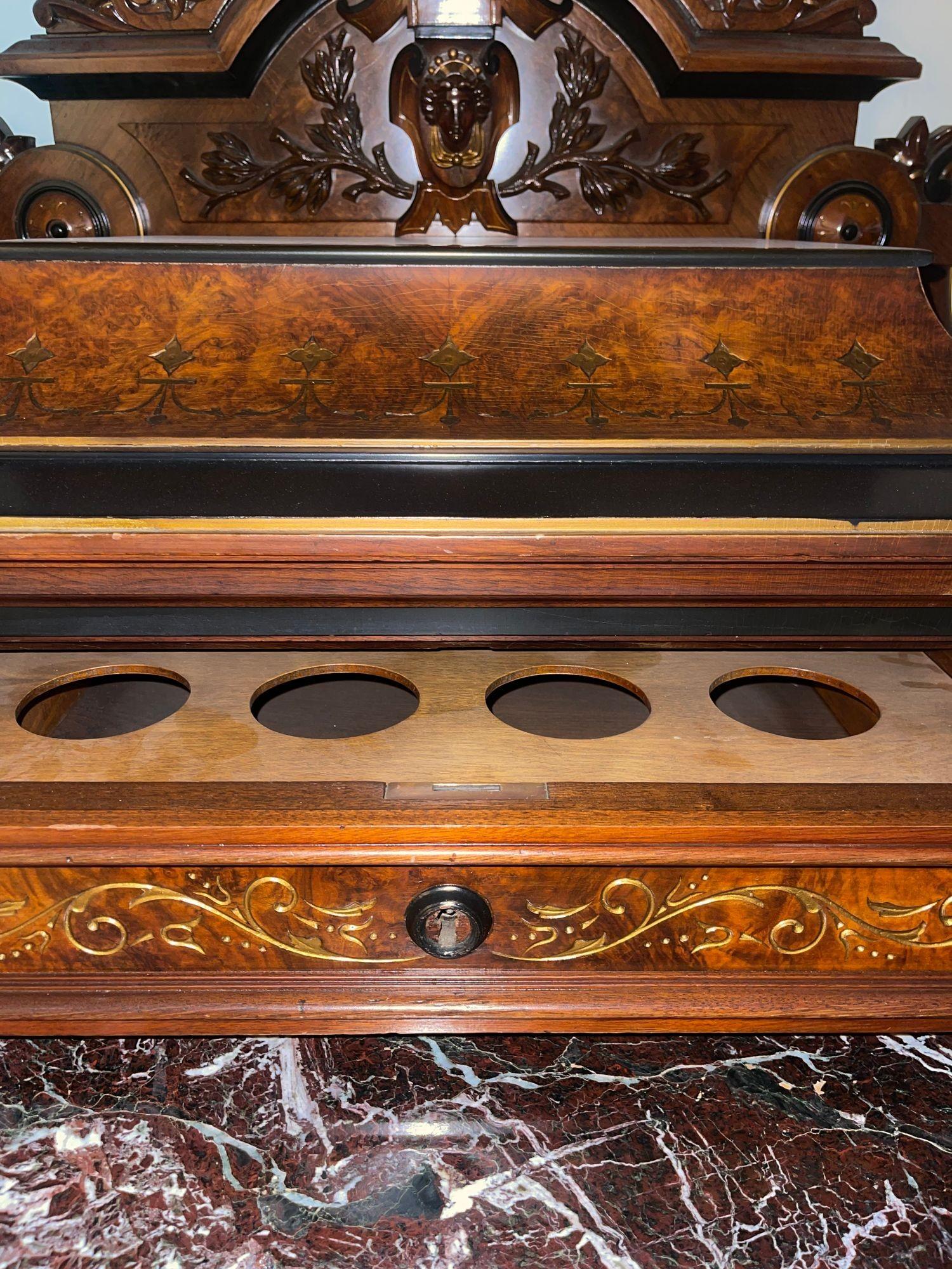 Armadio rinascimentale francese della fine del XIX secolo con pannelli in rilievo e piani in marmo. in vendita 2