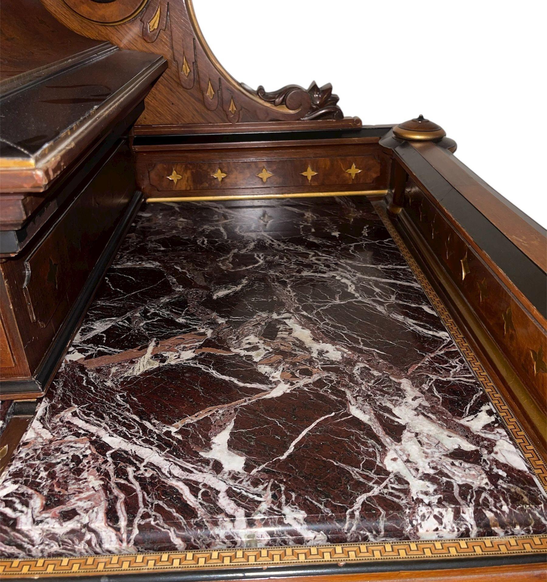 Armadio rinascimentale francese della fine del XIX secolo con pannelli in rilievo e piani in marmo. in vendita 3