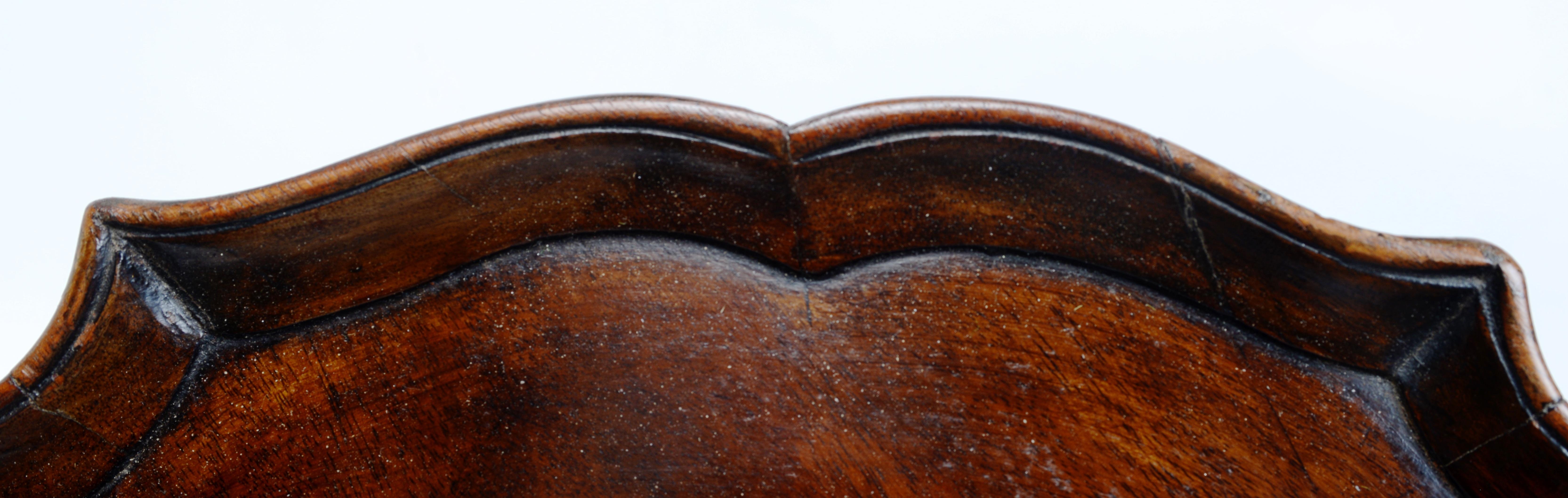 Table d'appoint en acajou à croûte de tarte de la fin du 19e siècle, style A.I.C. en vente 2