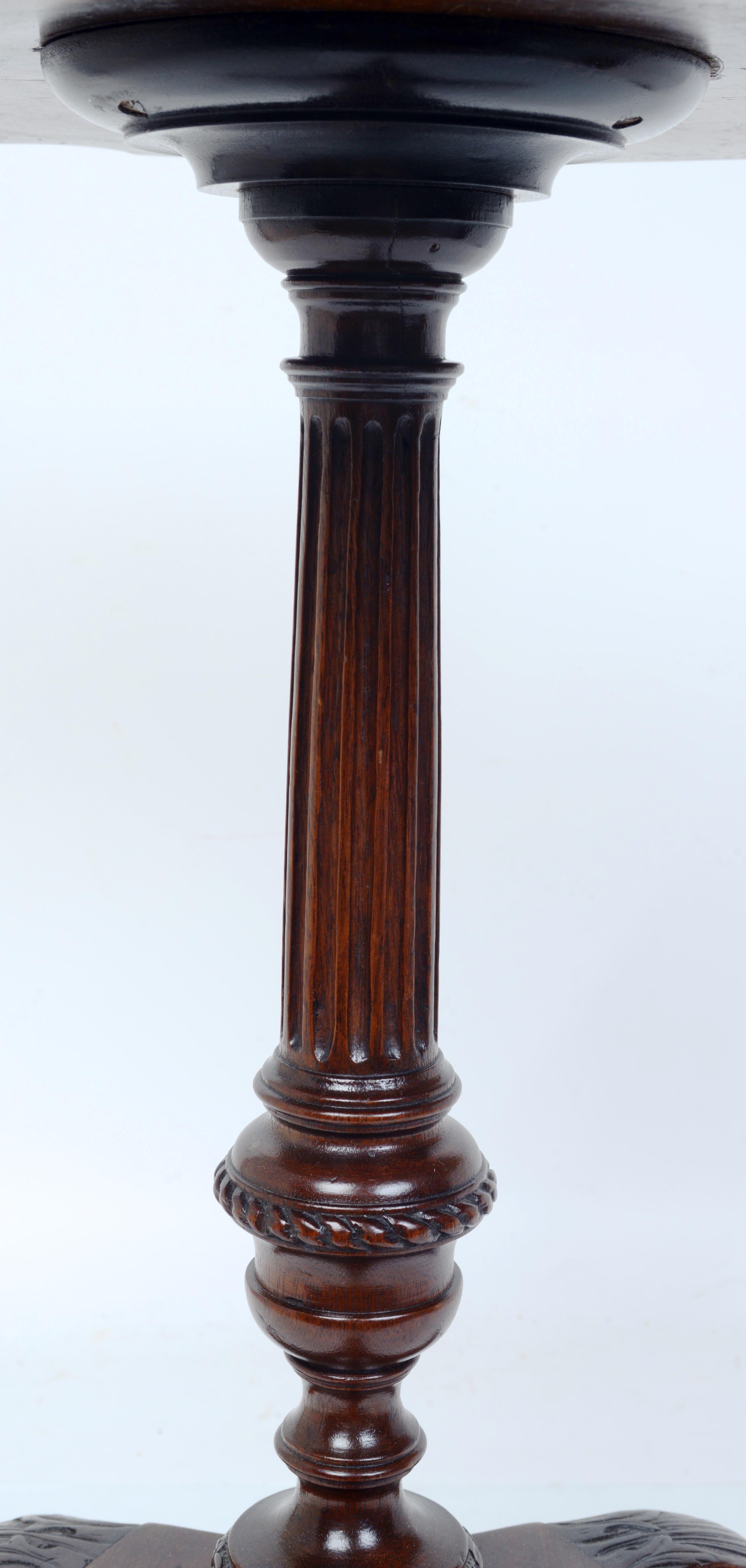 Table d'appoint en acajou à croûte de tarte de la fin du 19e siècle, style A.I.C. en vente 4