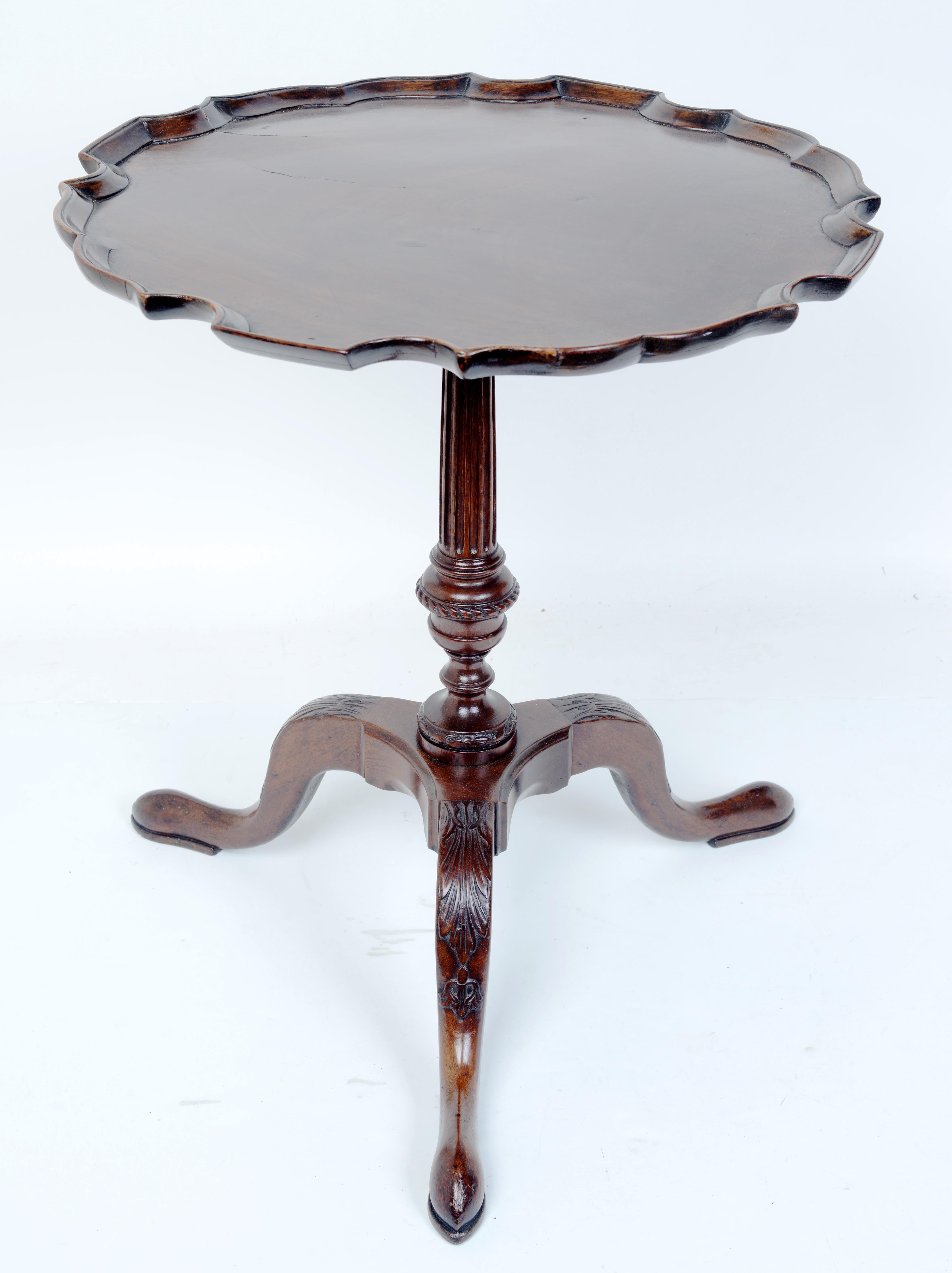 George III Table d'appoint en acajou à croûte de tarte de la fin du 19e siècle, style A.I.C. en vente