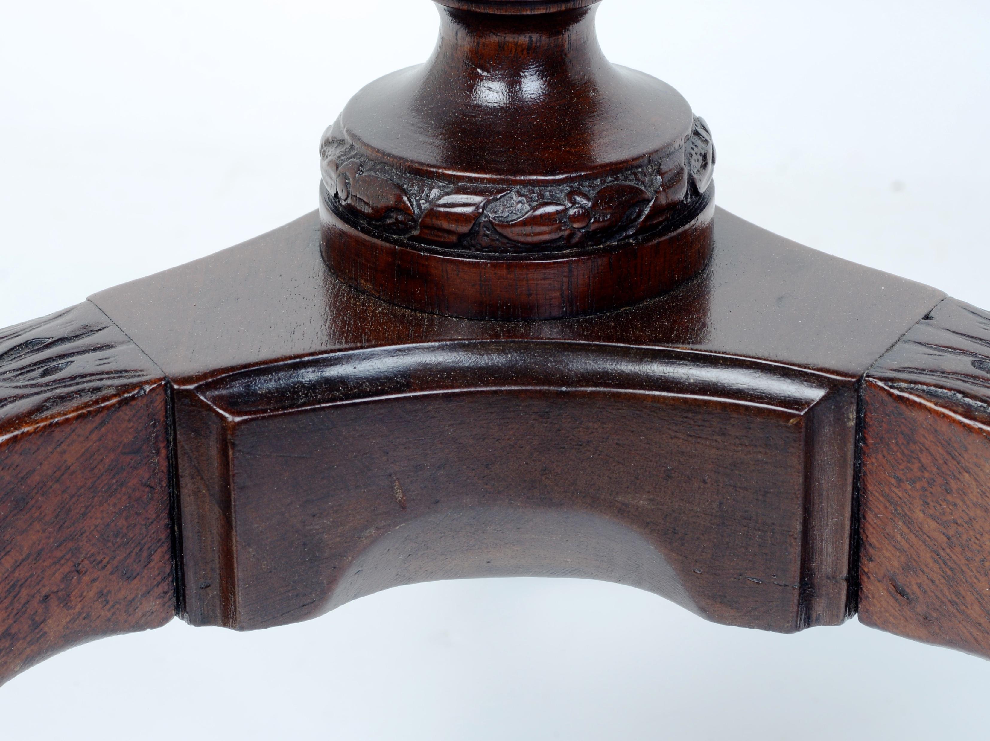 Sculpté Table d'appoint en acajou à croûte de tarte de la fin du 19e siècle, style A.I.C. en vente