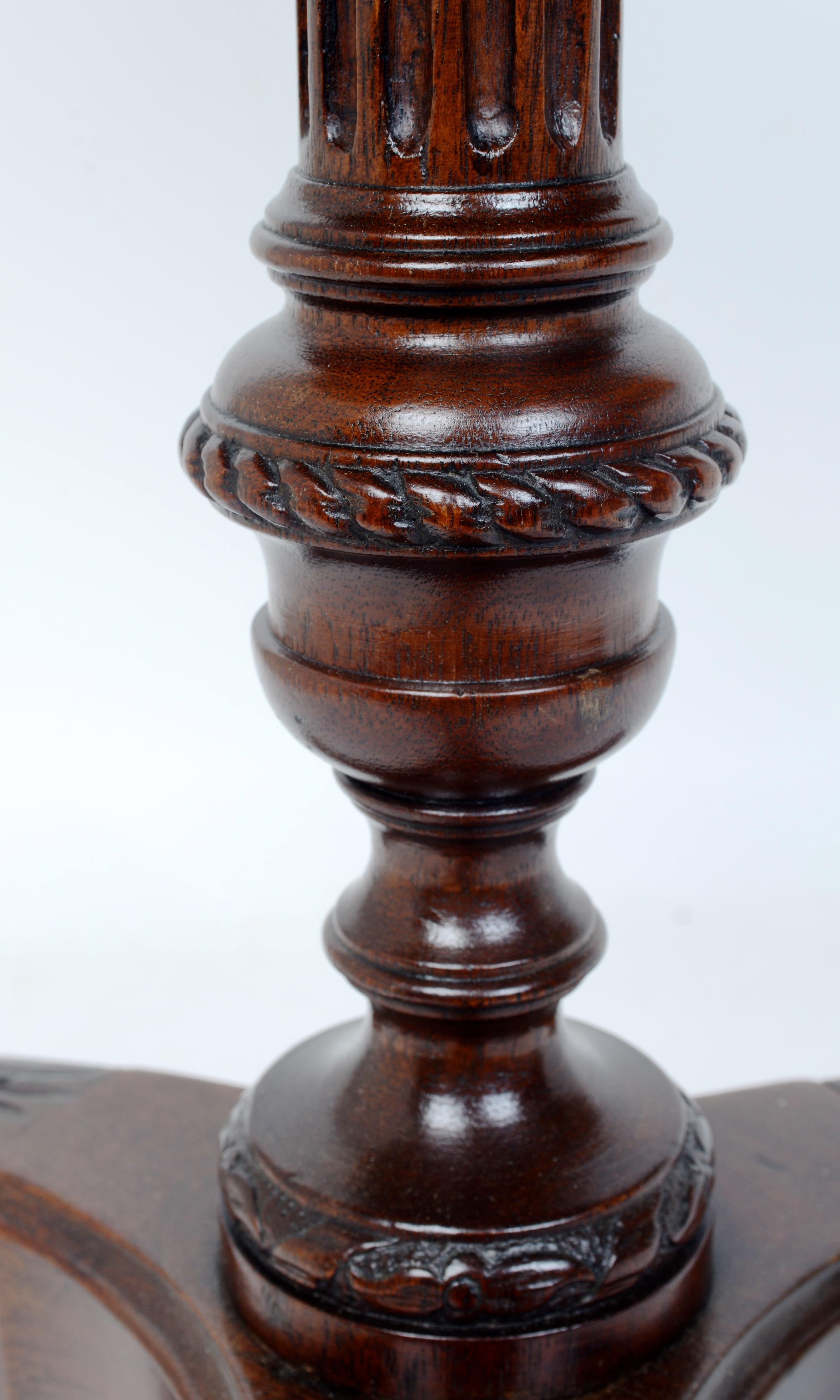 Table d'appoint en acajou à croûte de tarte de la fin du 19e siècle, style A.I.C. Bon état - En vente à valatie, NY