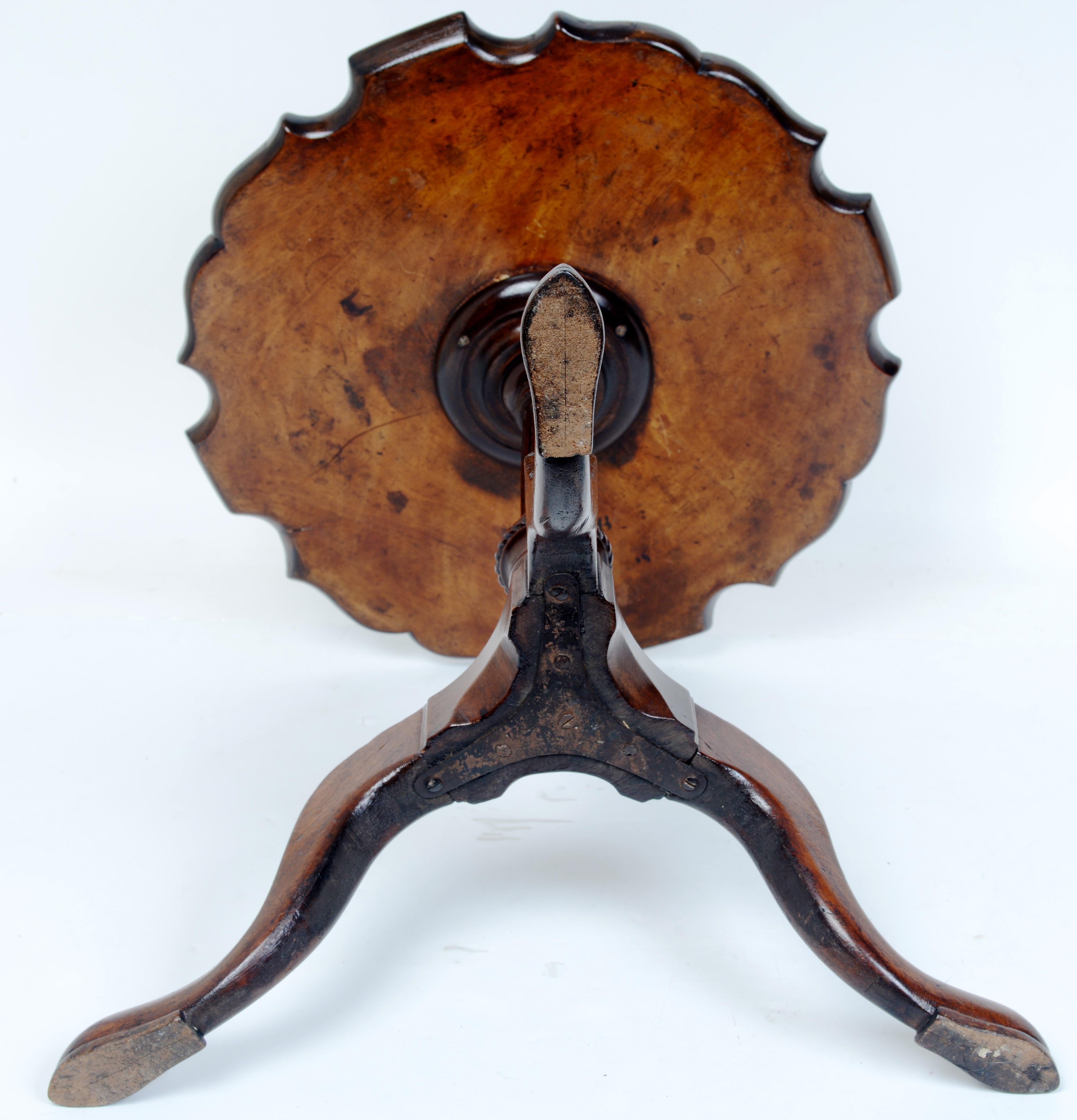 XIXe siècle Table d'appoint en acajou à croûte de tarte de la fin du 19e siècle, style A.I.C. en vente