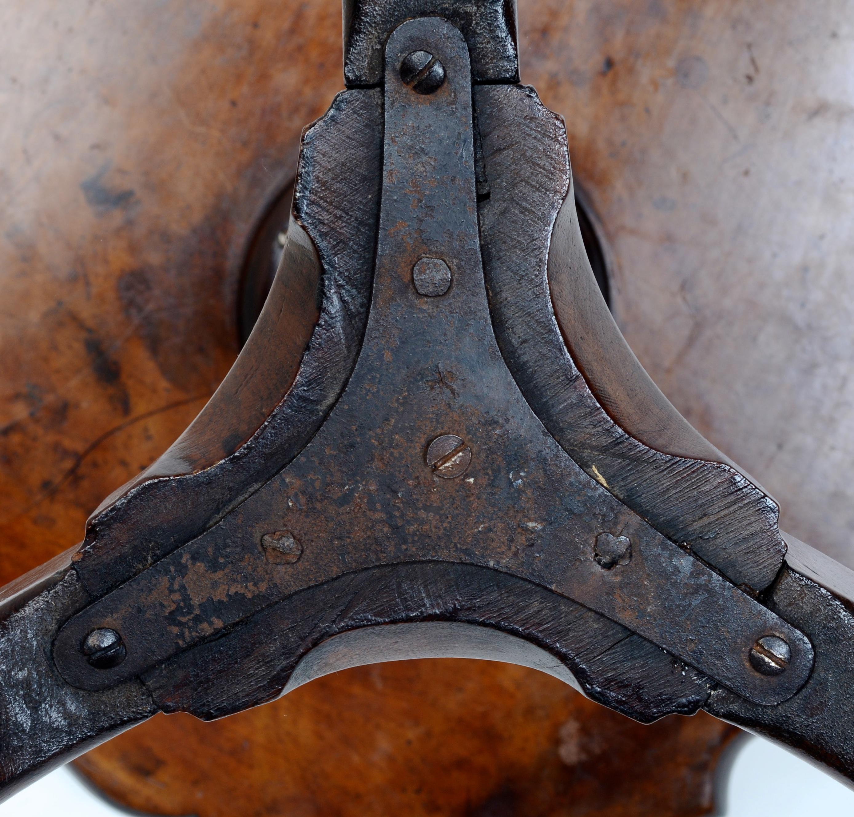 Acajou Table d'appoint en acajou à croûte de tarte de la fin du 19e siècle, style A.I.C. en vente