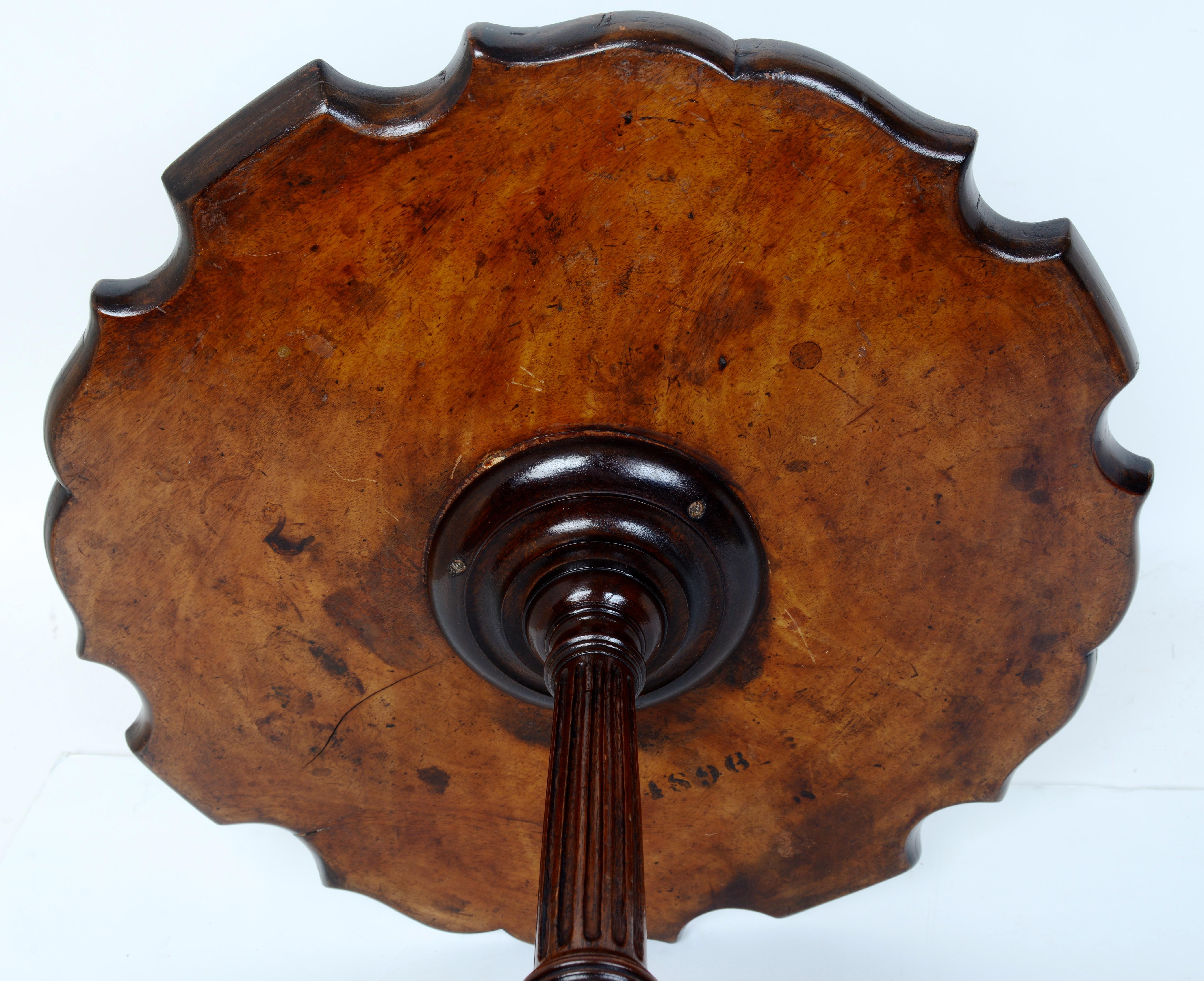 Table d'appoint en acajou à croûte de tarte de la fin du 19e siècle, style A.I.C. en vente 1