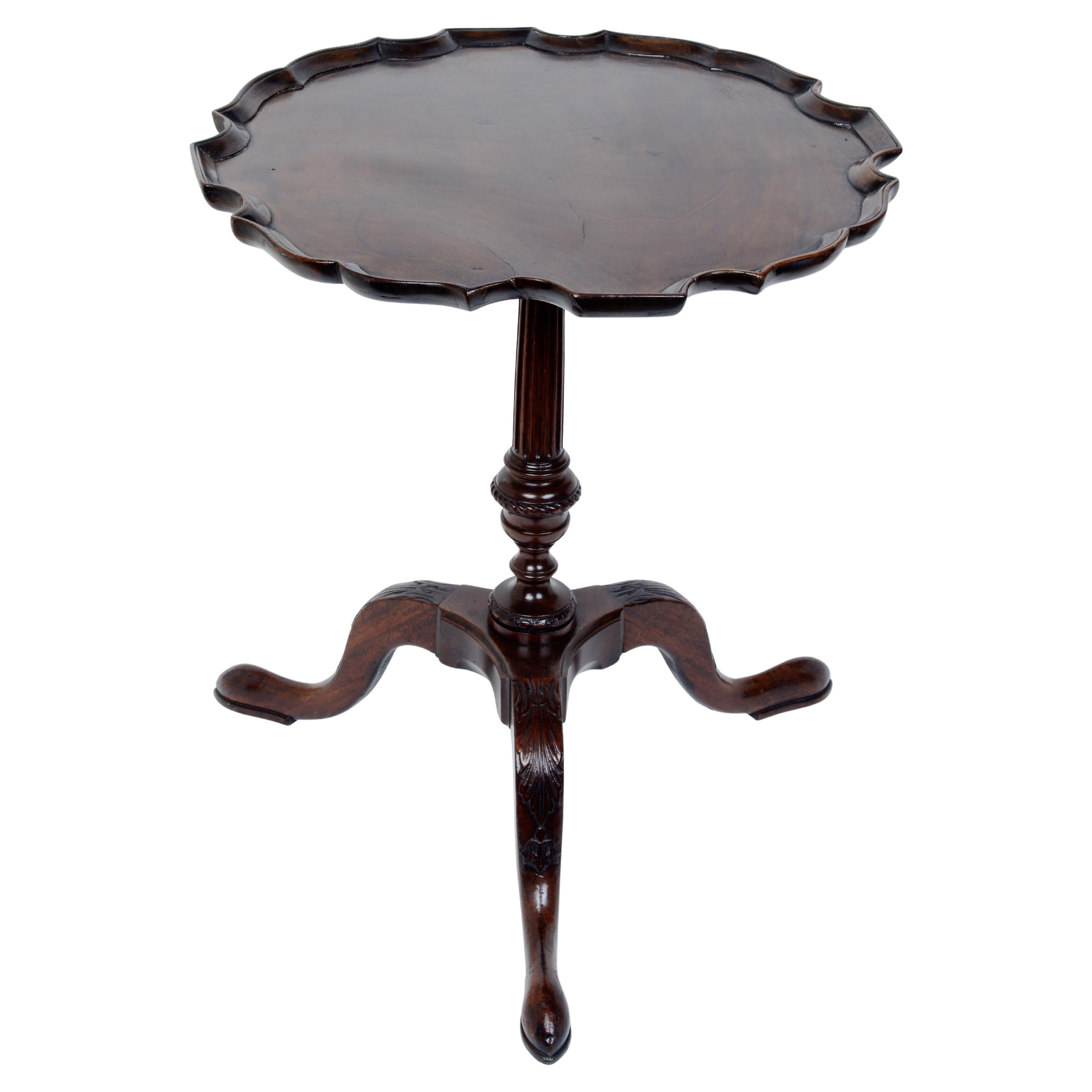 Table d'appoint en acajou à croûte de tarte de la fin du 19e siècle, style A.I.C. en vente