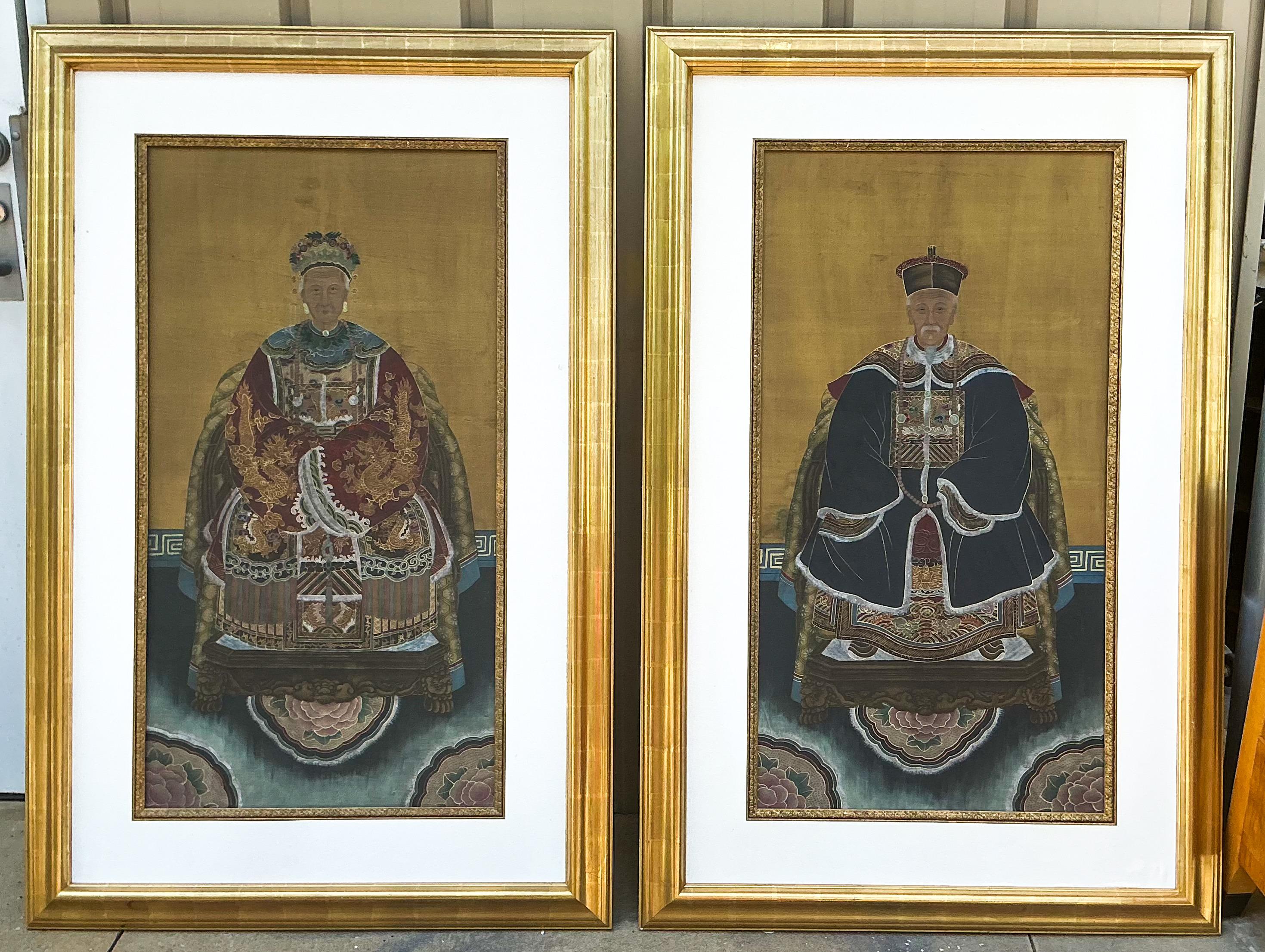 Il s'agit d'un ensemble de portraits ancestraux peints à la main à la fin du 19e siècle, représentant un couple riche vêtu de robes fabuleuses. J'aime les tons sourds de la peinture. Les cadres dorés à l'eau mettent magnifiquement en valeur le