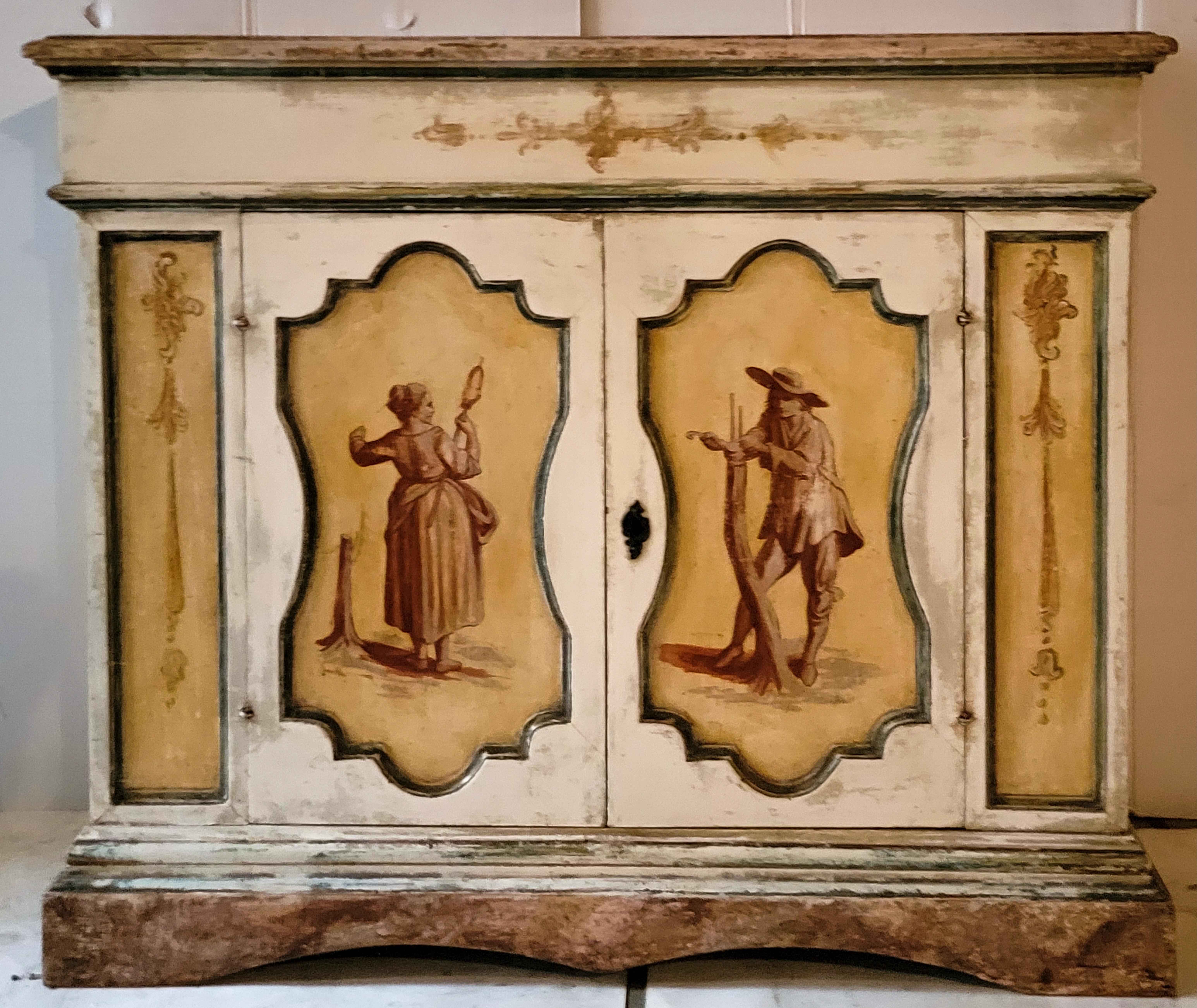 Dies ist ein handbemalter venezianischer Schrank aus dem späten 19. Er ist aus Kiefernholz und hat ein einziges Innenfach mit Papierauskleidung. Es zeigt einige altersgemäße Verschleiß, sondern hat große Patina. Die Türen zeigen eine pastorale