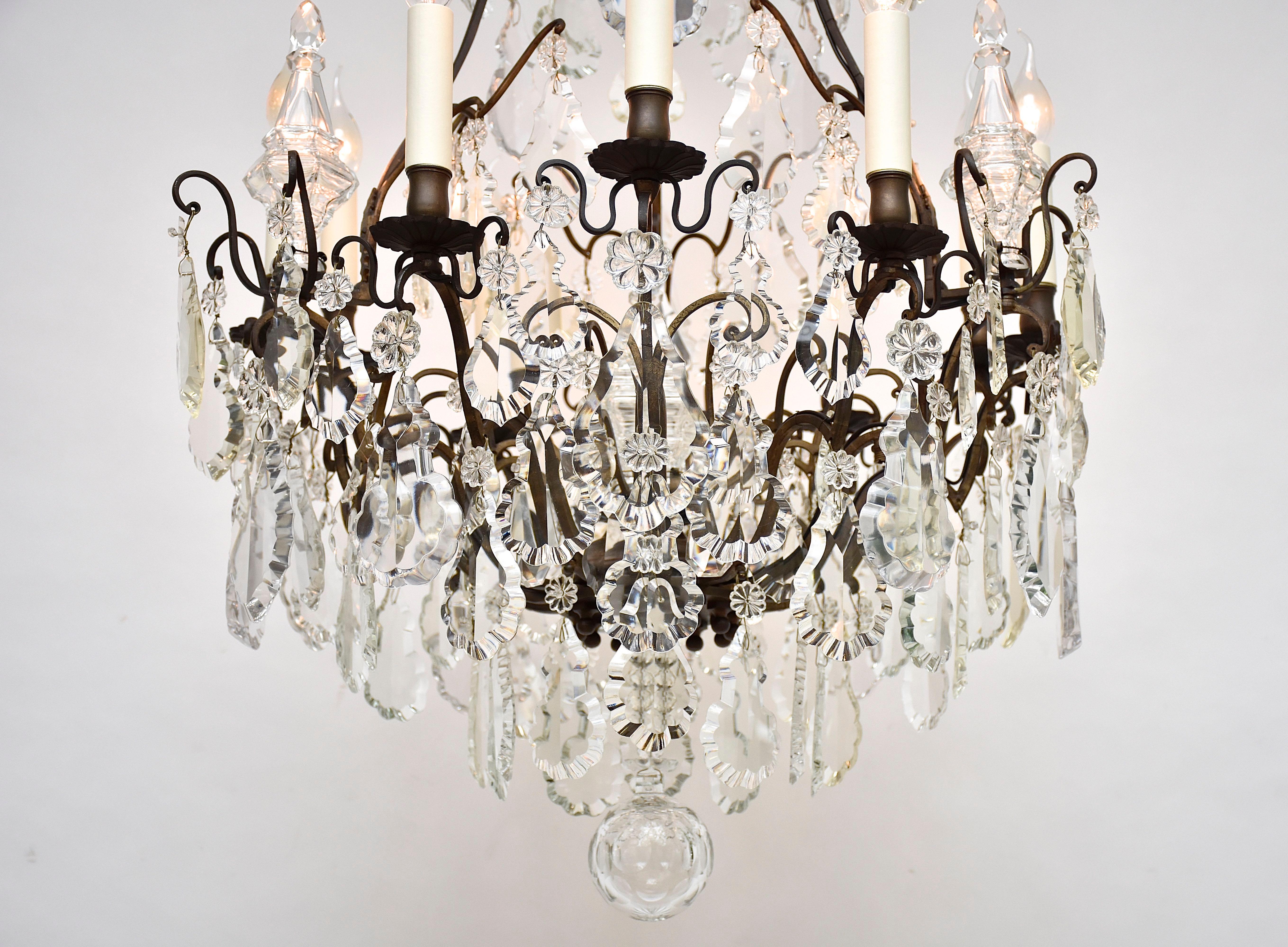 Un meraviglioso lampadario francese con 9 luci intorno al lampadario. Con patina originale marrone antico.
Con 9 bracci a candela e 3 bracci a gabbia.
Sulle braccia della 