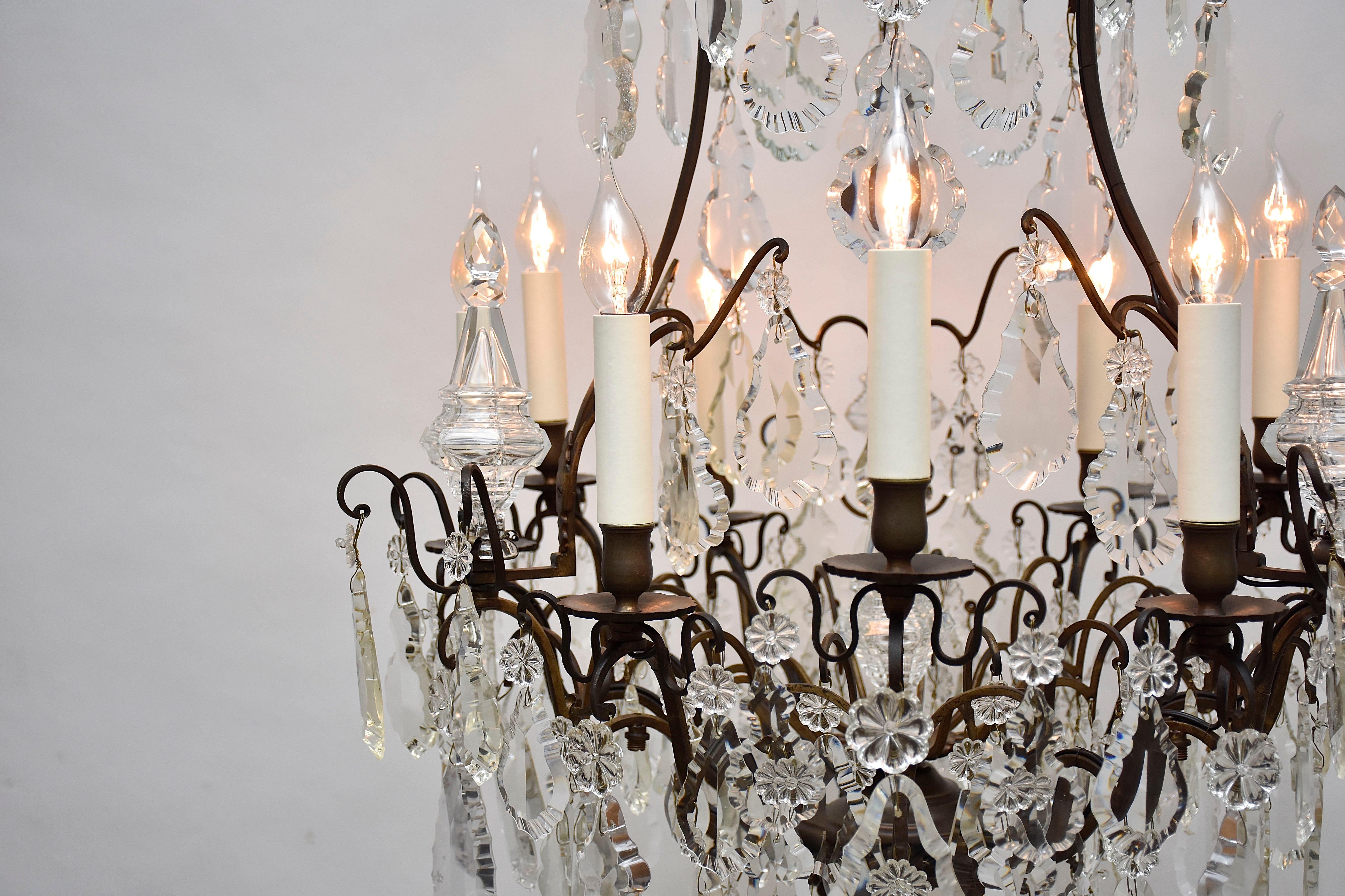 Fatto a mano Grande lampadario francese in bronzo e cristallo della fine del XIX secolo in stile Luigi XV in vendita