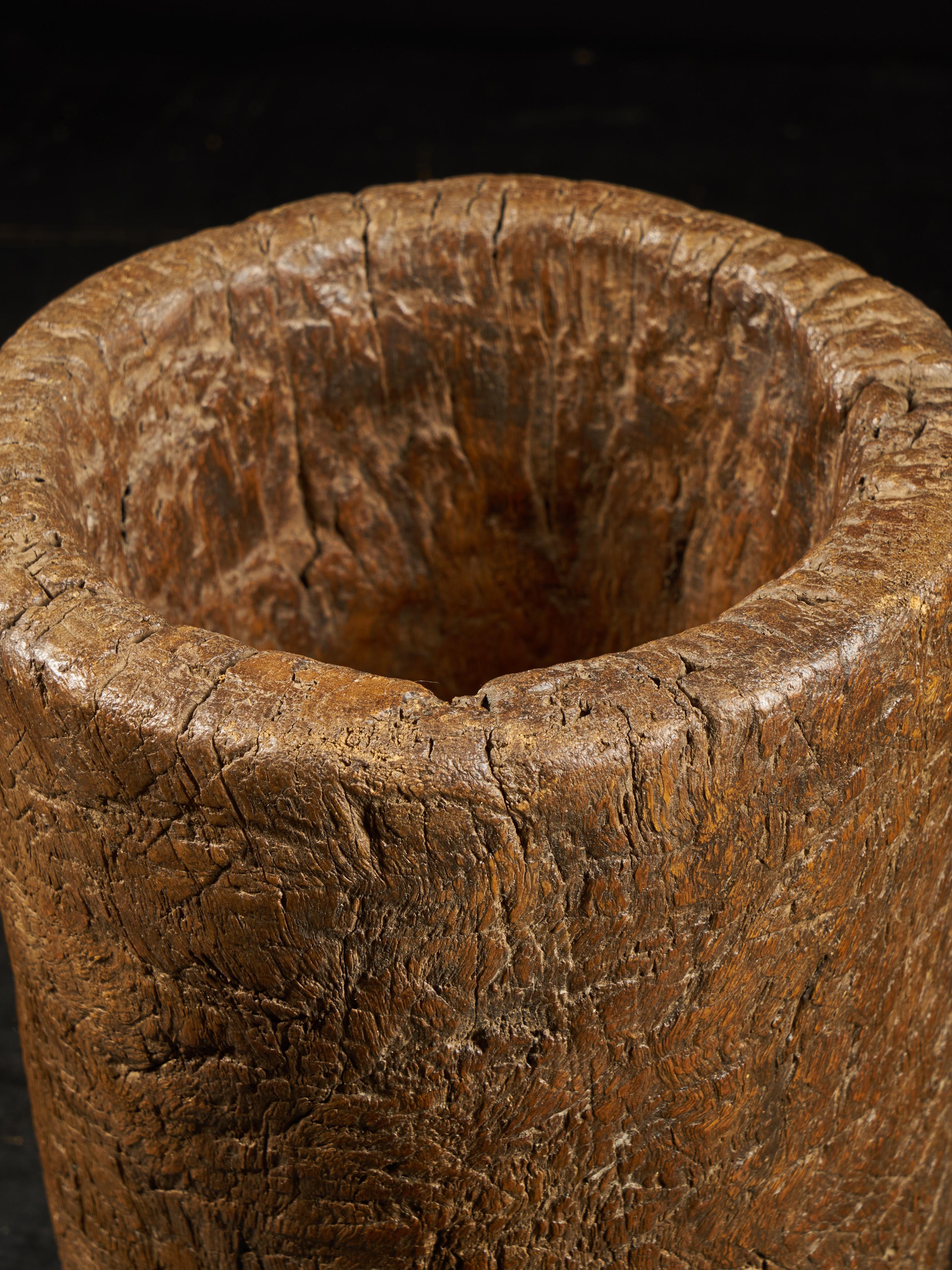 Grande mortaio della fine del XIX secolo ricavato da un unico pezzo di Wood In condizioni buone in vendita a Leuven , BE
