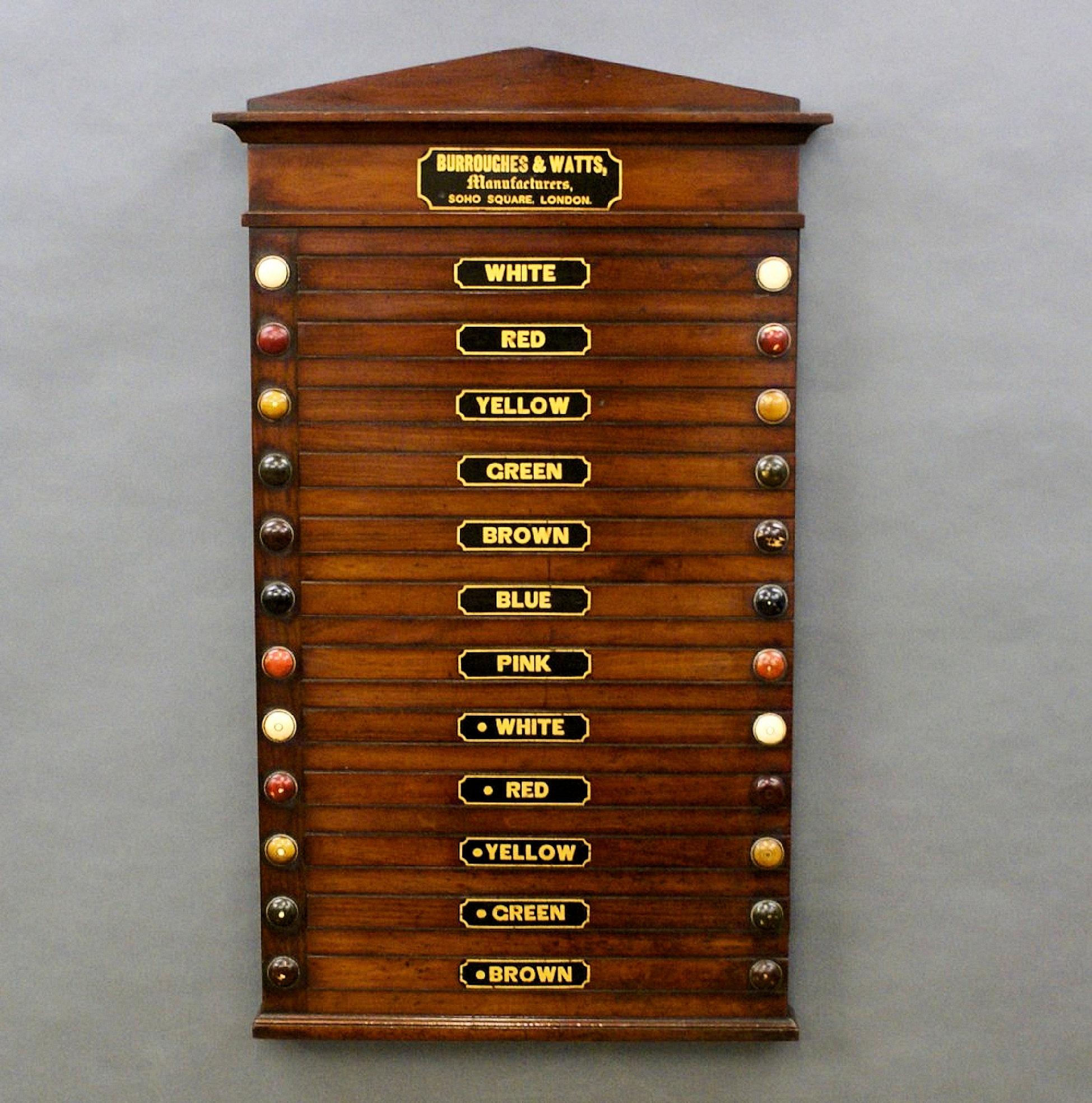 Diese seltene viktorianische Mahagoni-Anzeigetafel für 12 Spieler verfügt über Schieber, die sich öffnen lassen, um Zähler und Sterne sichtbar zu machen. Der Hersteller Burroughes & Watts ist ein bekannter und berühmter Hersteller von Billardtischen