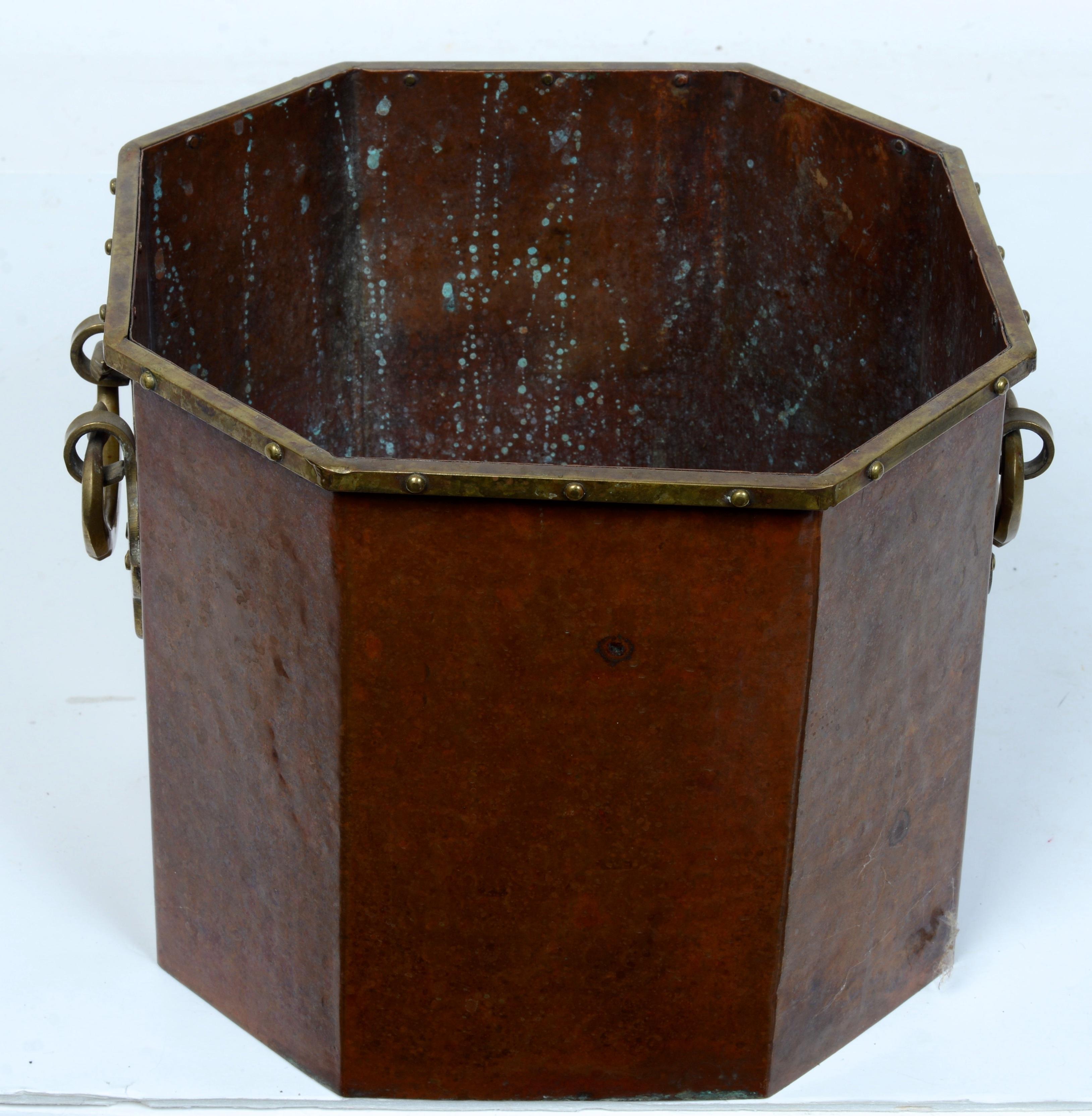 Raffreddatore per vino o Jardinière in rame e ottone fuso della fine del XIX secolo. La parte superiore è bordata da una modanatura in ottone con rivetti in ottone tempestati. I lati sono dotati di 2 maniglie pendenti in ottone fuso con supporti a
