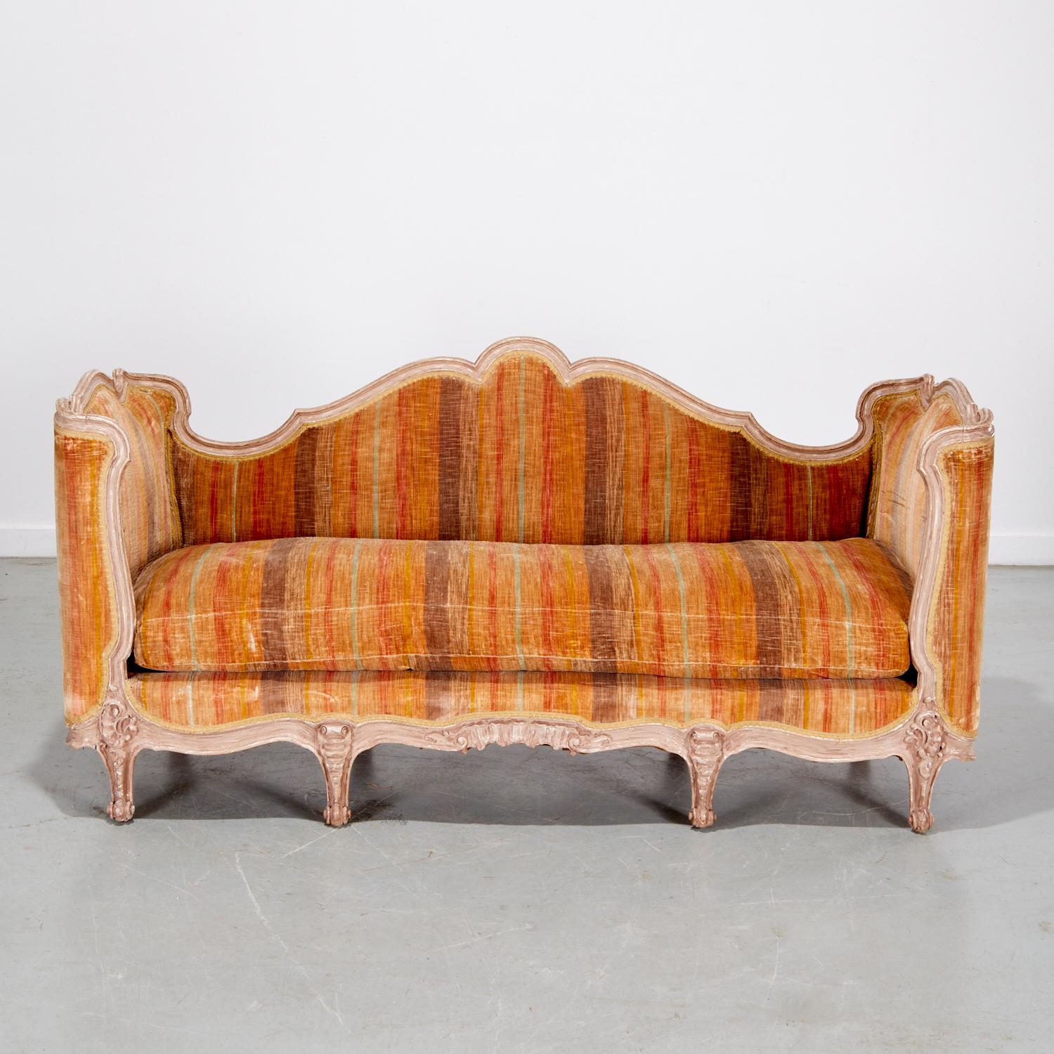 Gracieux canapé français de style Louis XV sculpté et peint, vers 1880-1900, tapissé de velours rayé, peut-être Old World Weavers. De la Collection Iris Apfel, qui capture l'appréciation de la légendaire créatrice pour l'histoire, l'artisanat et le