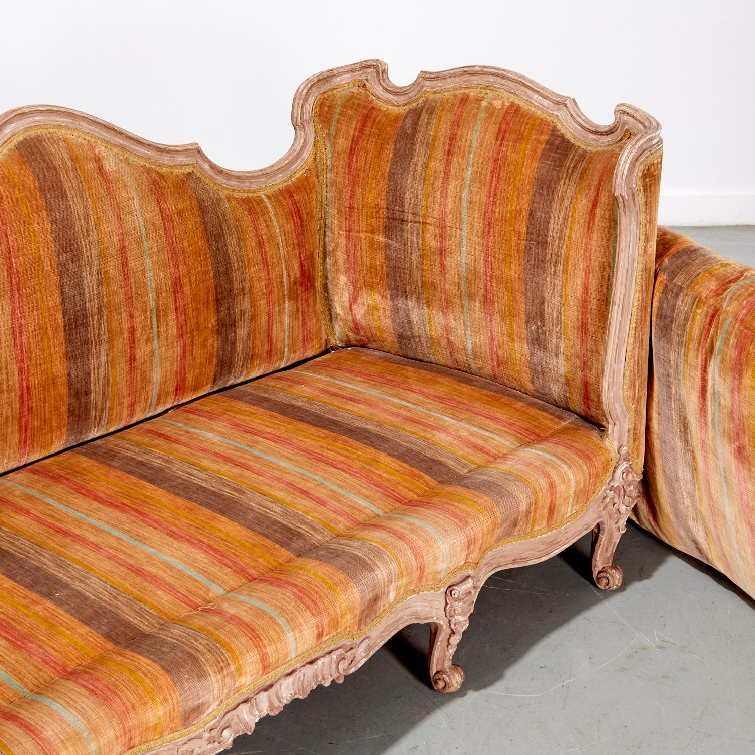 XIXe siècle Canapé sculpté et peint de style Louis XV de la fin du 19e C. - Iris Apfel Collectional. en vente
