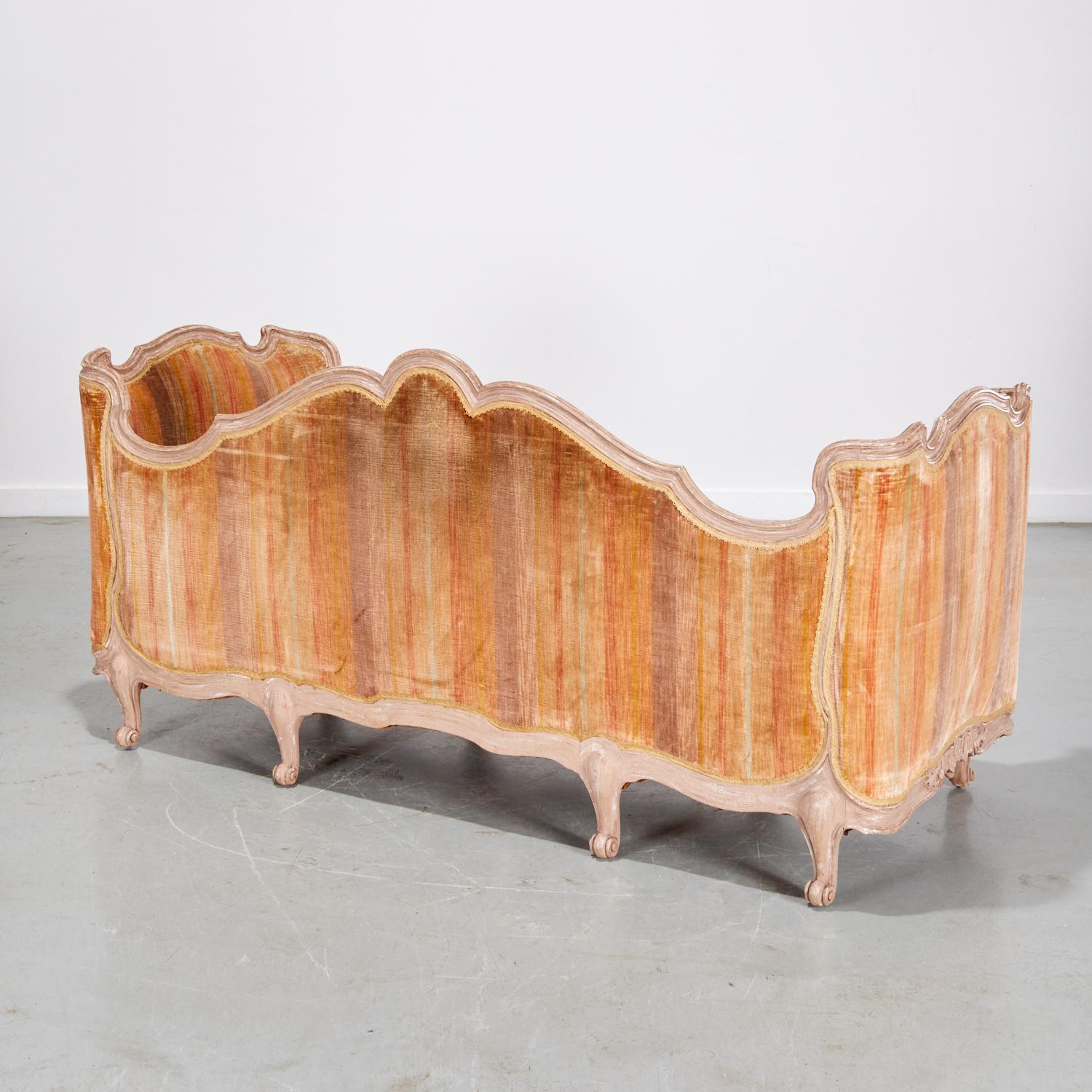 Tissu Canapé sculpté et peint de style Louis XV de la fin du 19e C. - Iris Apfel Collectional. en vente