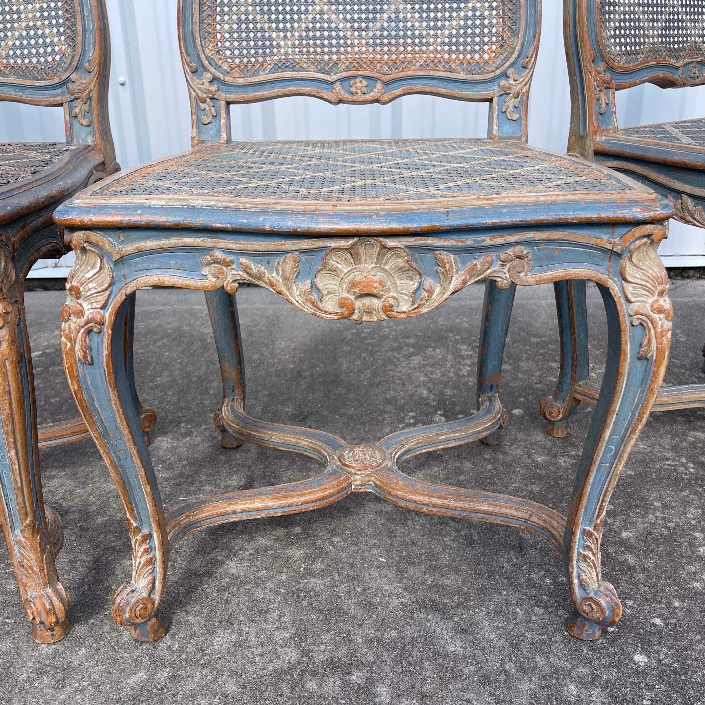 Fine del XIX secolo. Set di 6 sedie da pranzo in stile Louis XV in legno intagliato e verniciato con sedile a canna in vendita 7