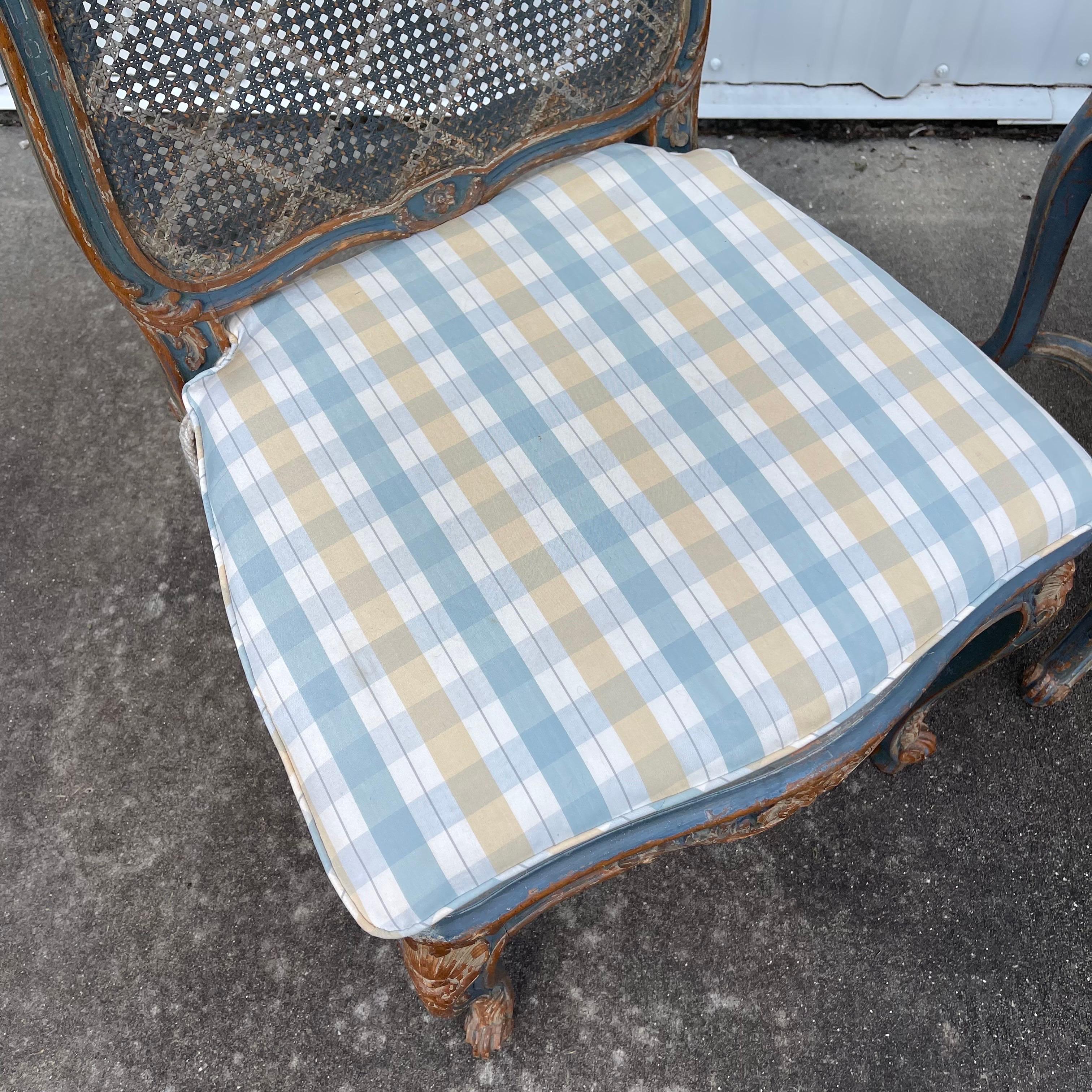 Fine del XIX secolo. Set di 6 sedie da pranzo in stile Louis XV in legno intagliato e verniciato con sedile a canna in vendita 8