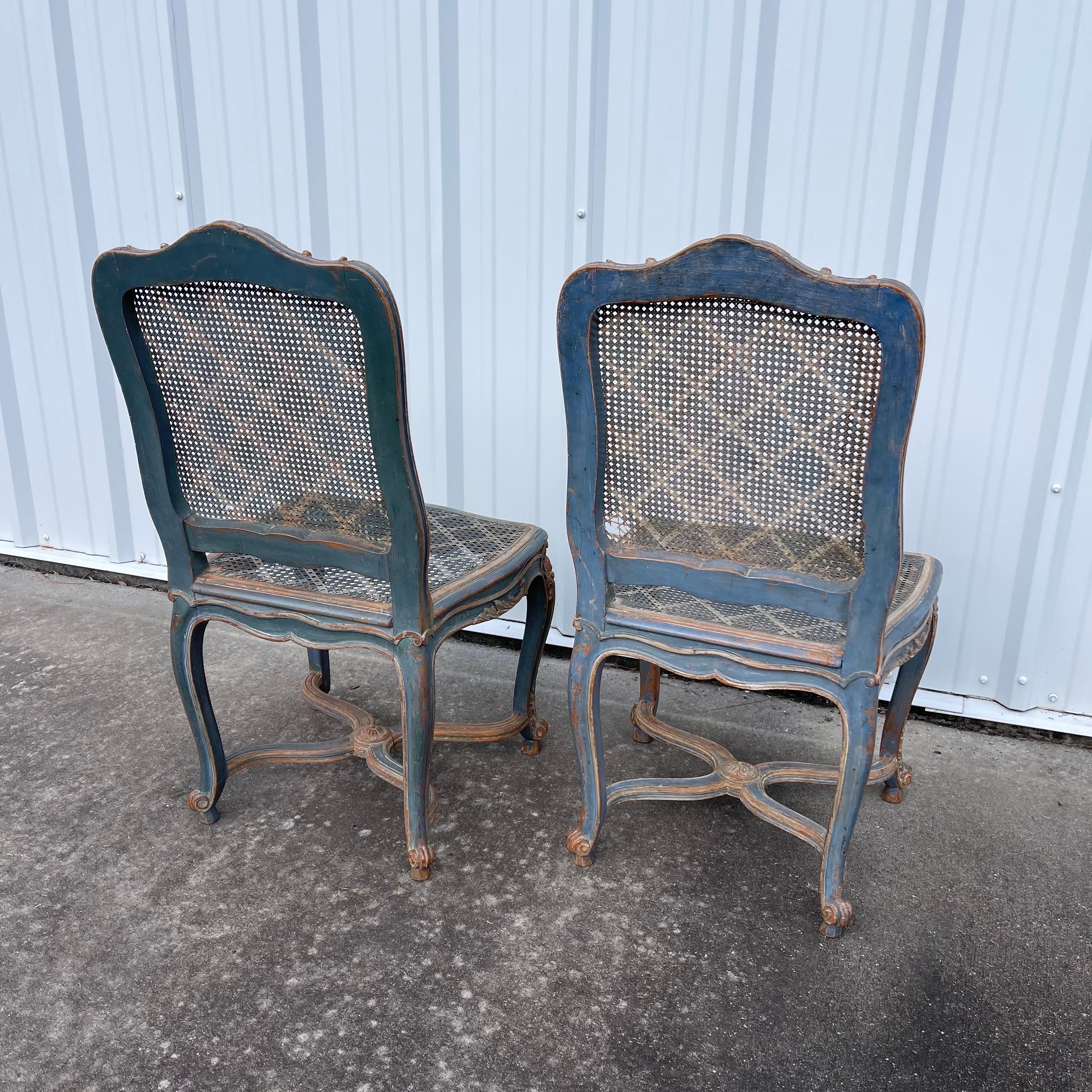 Fine del XIX secolo. Set di 6 sedie da pranzo in stile Louis XV in legno intagliato e verniciato con sedile a canna in vendita 9