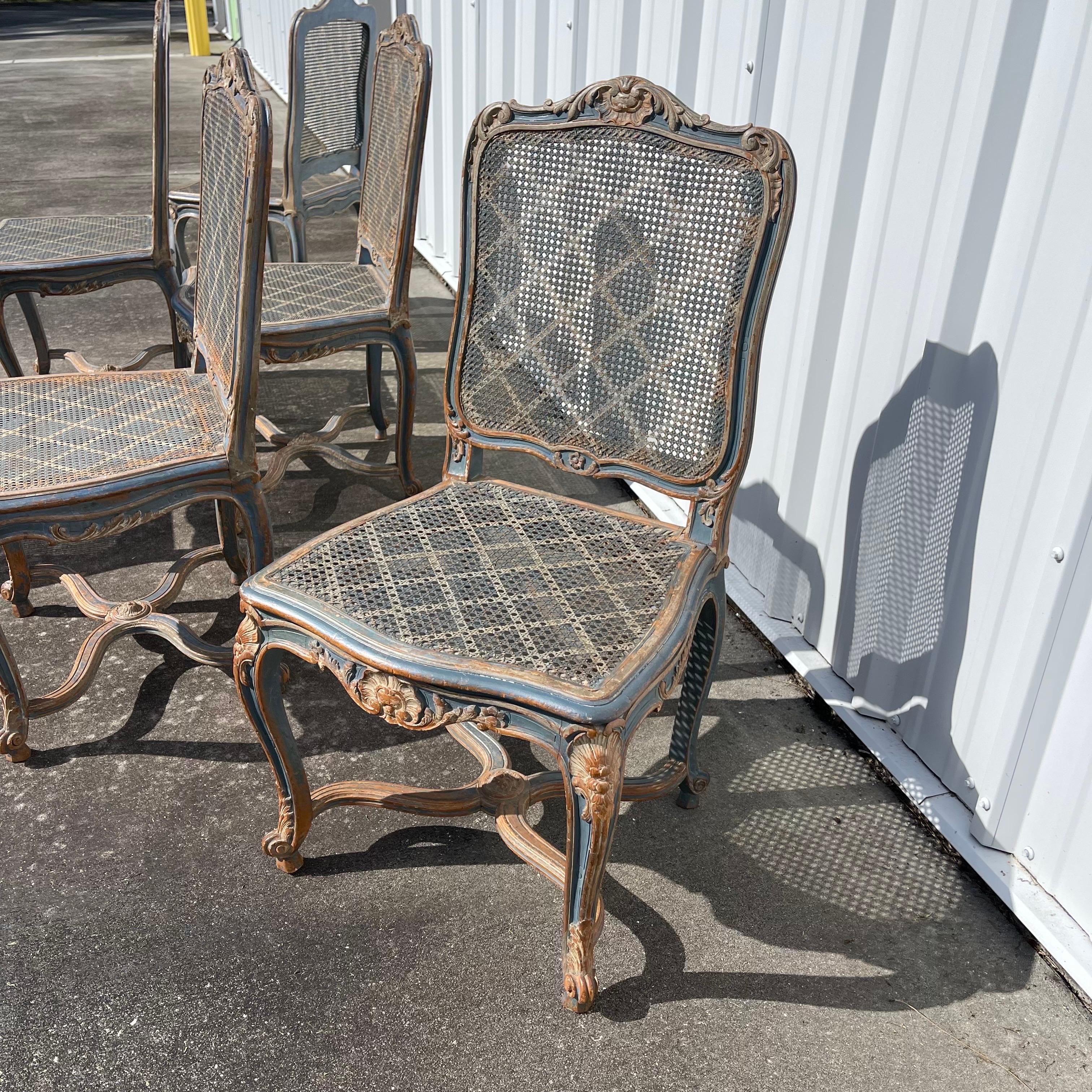 Fine del XIX secolo. Set di 6 sedie da pranzo in stile Louis XV in legno intagliato e verniciato con sedile a canna in vendita 11