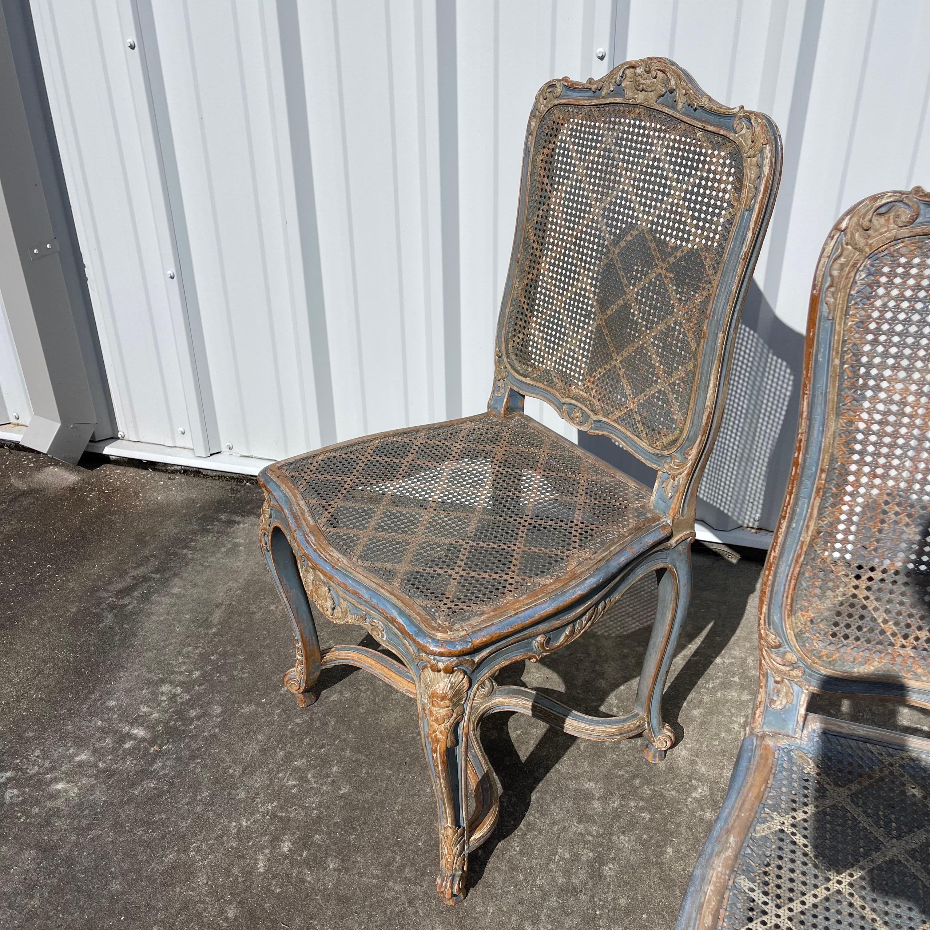 Fine del XIX secolo. Set di 6 sedie da pranzo in stile Louis XV in legno intagliato e verniciato con sedile a canna in vendita 12