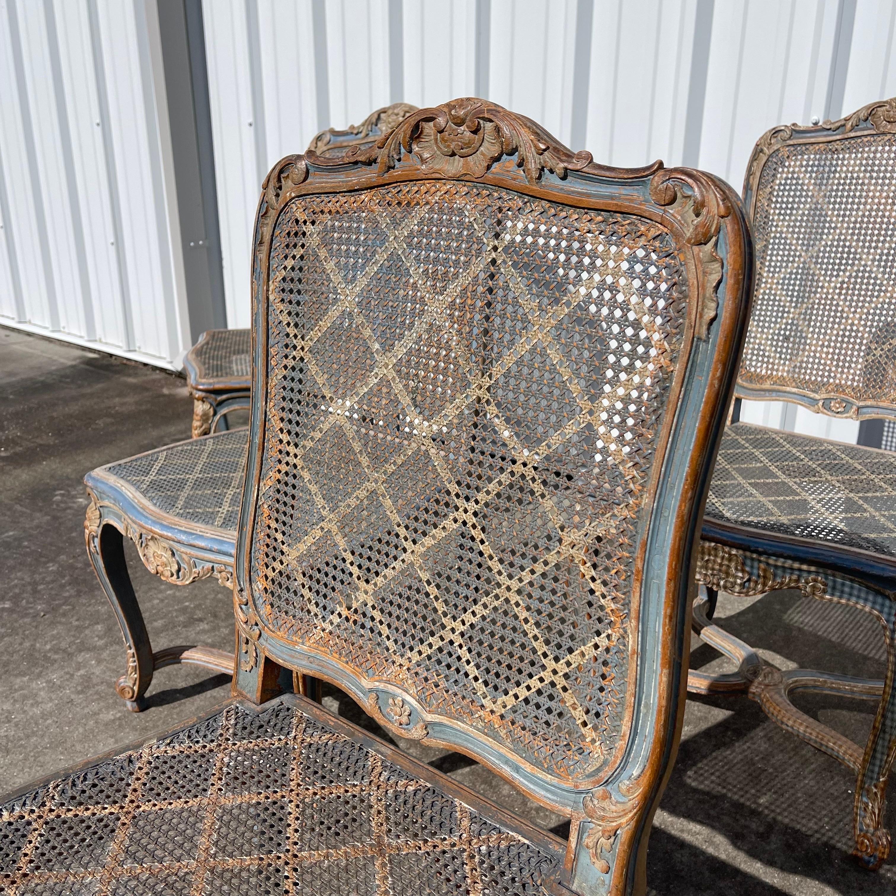 Fine del XIX secolo. Set di 6 sedie da pranzo in stile Louis XV in legno intagliato e verniciato con sedile a canna in vendita 13