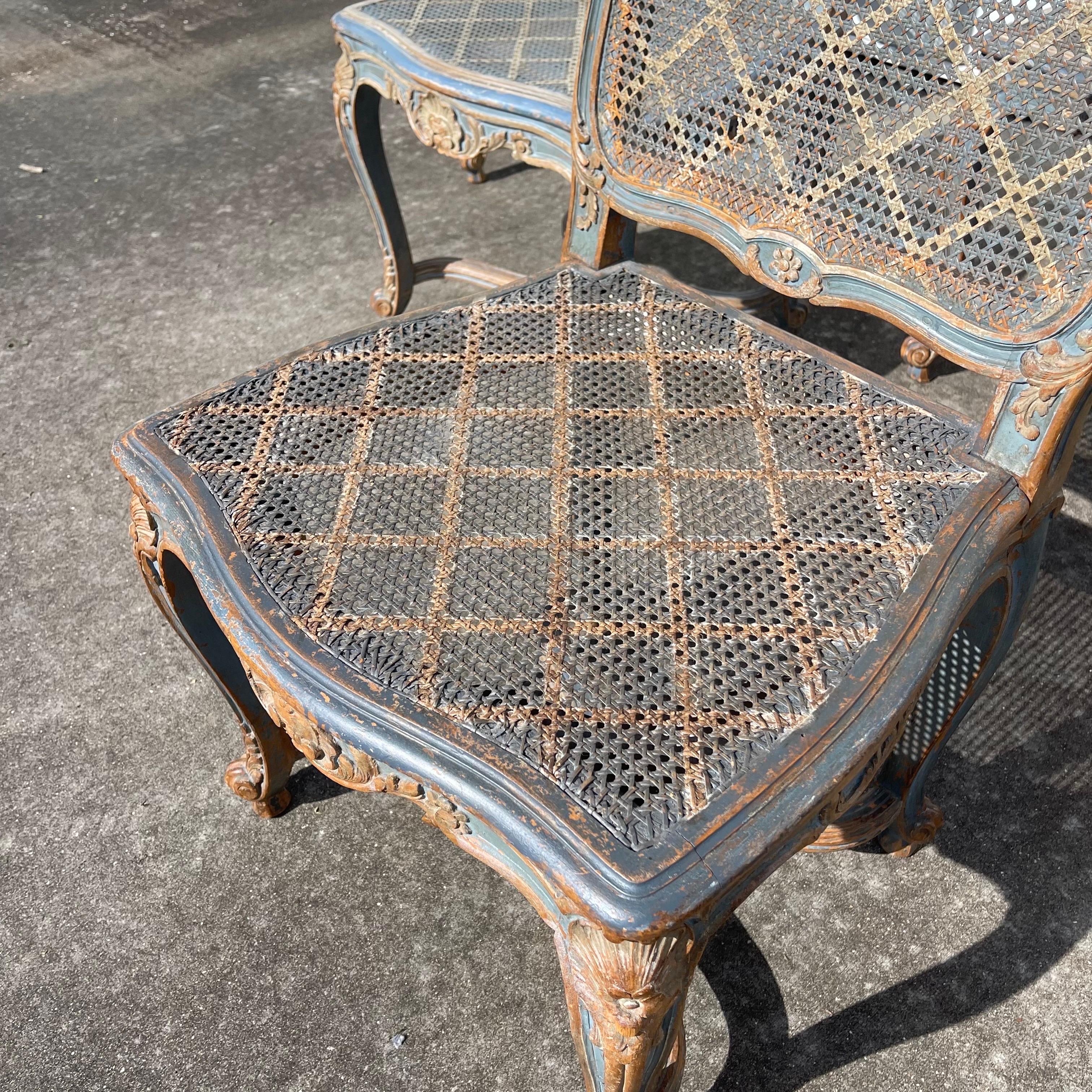 Fine del XIX secolo. Set di 6 sedie da pranzo in stile Louis XV in legno intagliato e verniciato con sedile a canna in vendita 14
