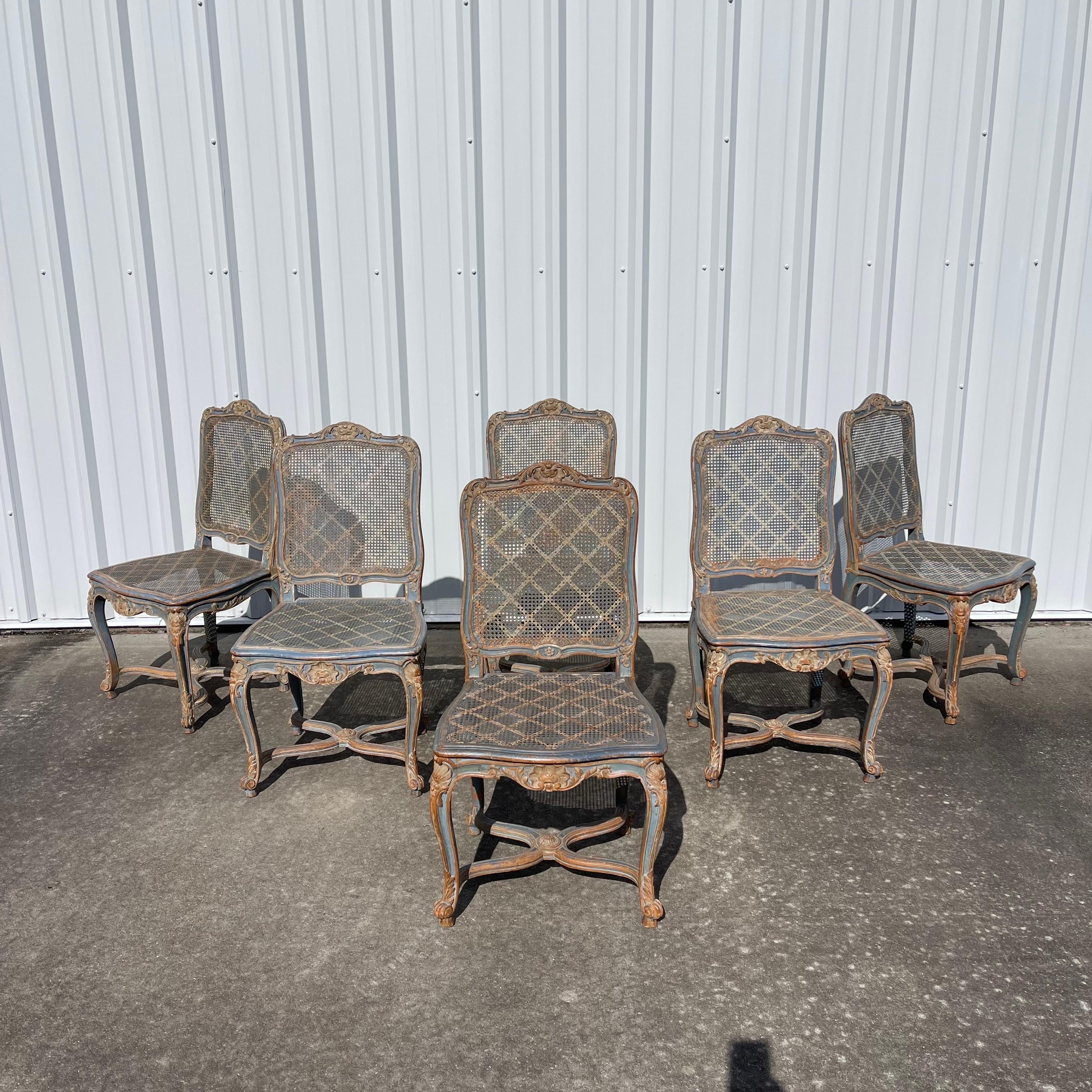 Luigi XV Fine del XIX secolo. Set di 6 sedie da pranzo in stile Louis XV in legno intagliato e verniciato con sedile a canna in vendita