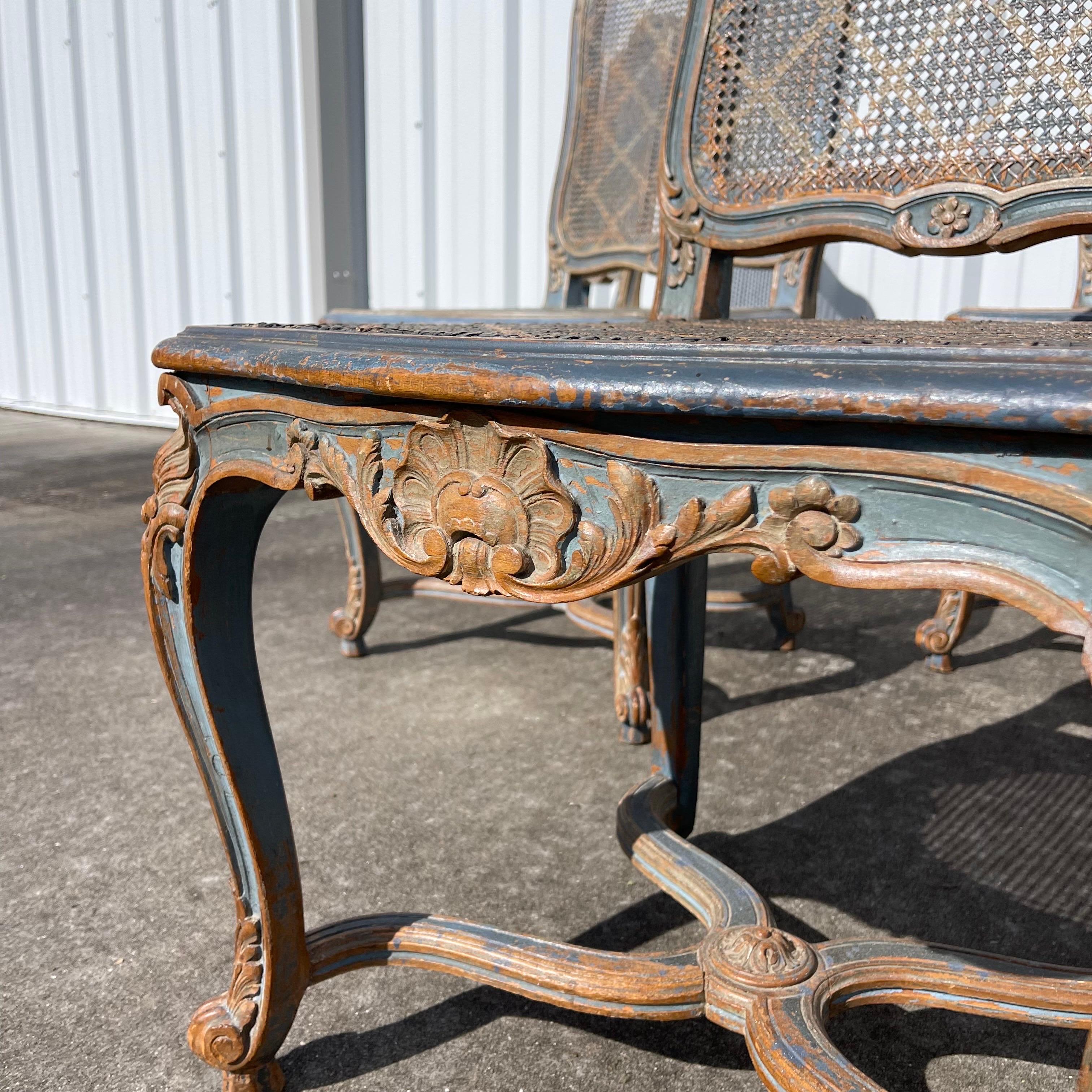 Fine del XIX secolo. Set di 6 sedie da pranzo in stile Louis XV in legno intagliato e verniciato con sedile a canna In condizioni discrete in vendita a Jensen Beach, FL
