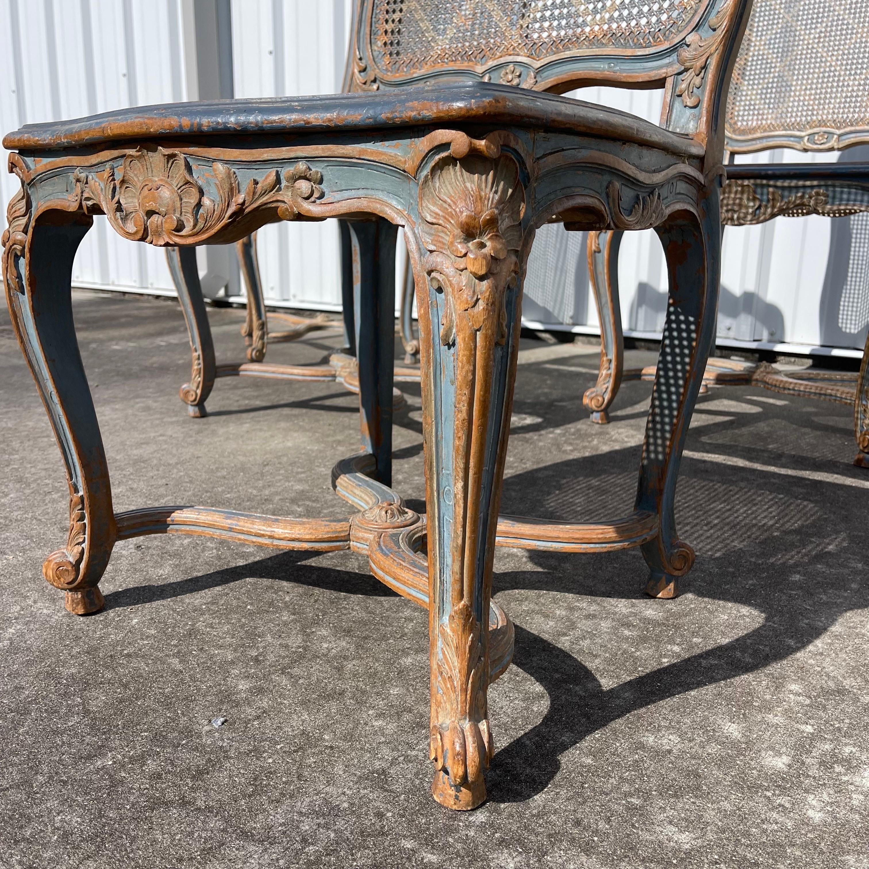 Canna Fine del XIX secolo. Set di 6 sedie da pranzo in stile Louis XV in legno intagliato e verniciato con sedile a canna in vendita