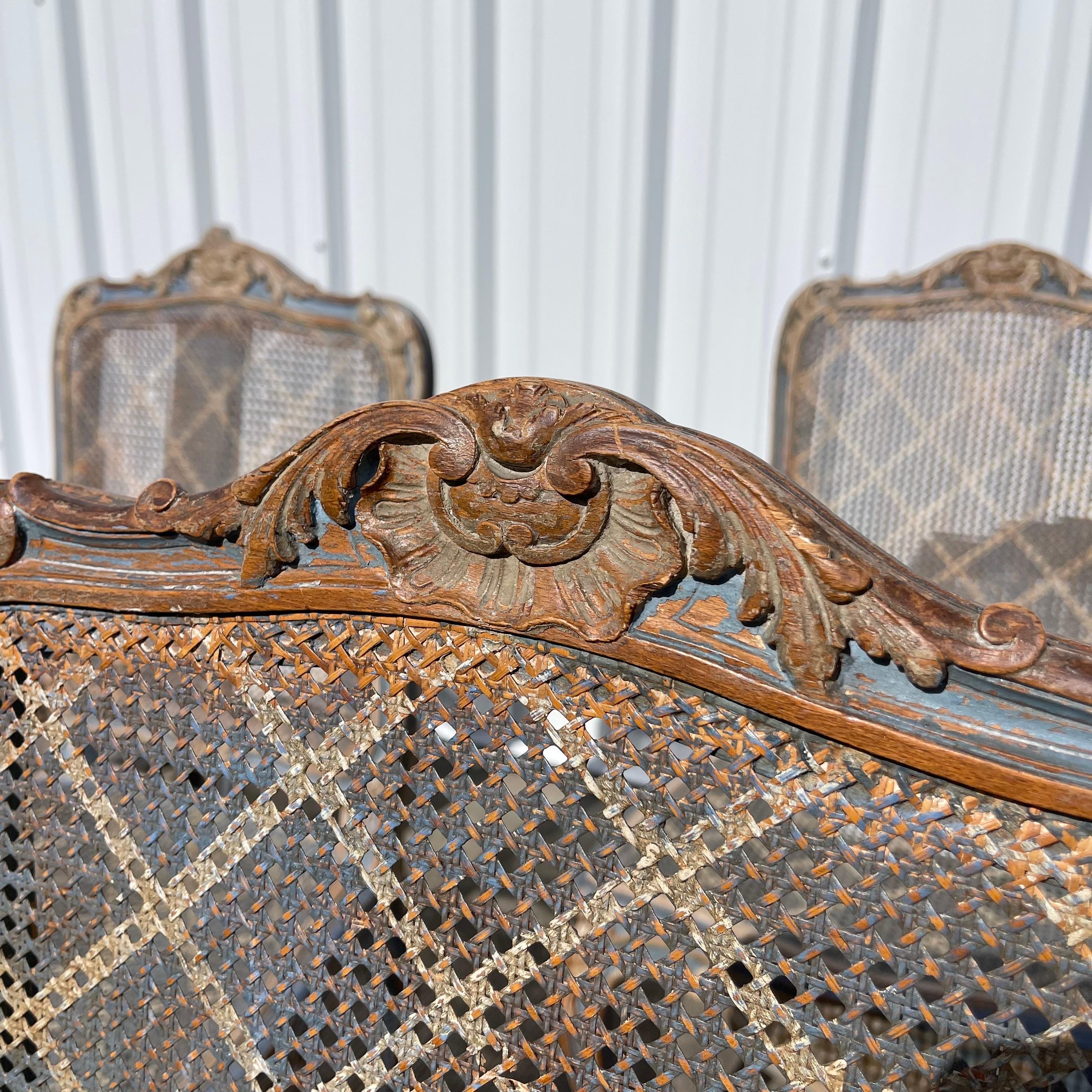 Fine del XIX secolo. Set di 6 sedie da pranzo in stile Louis XV in legno intagliato e verniciato con sedile a canna in vendita 1