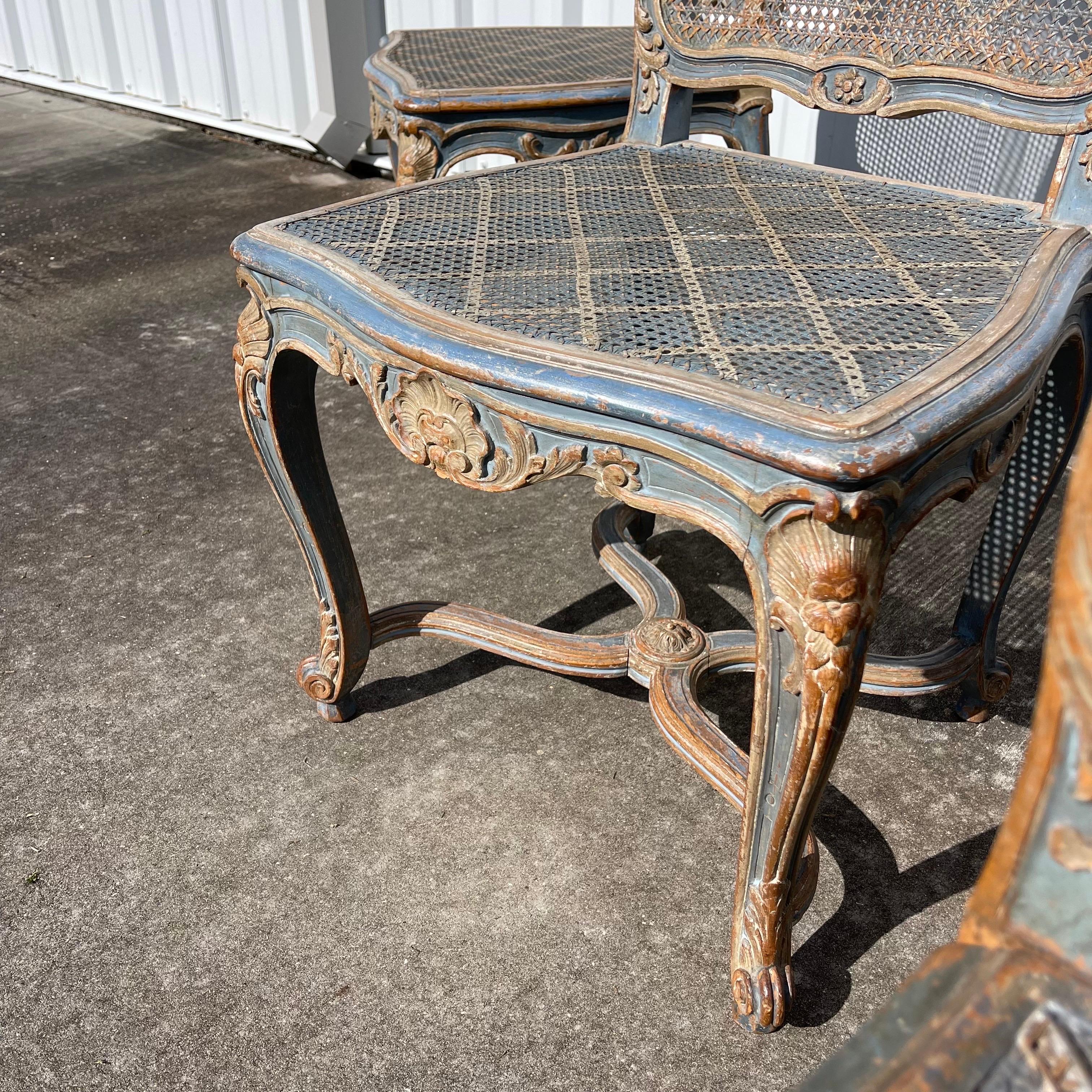 Fine del XIX secolo. Set di 6 sedie da pranzo in stile Louis XV in legno intagliato e verniciato con sedile a canna in vendita 2