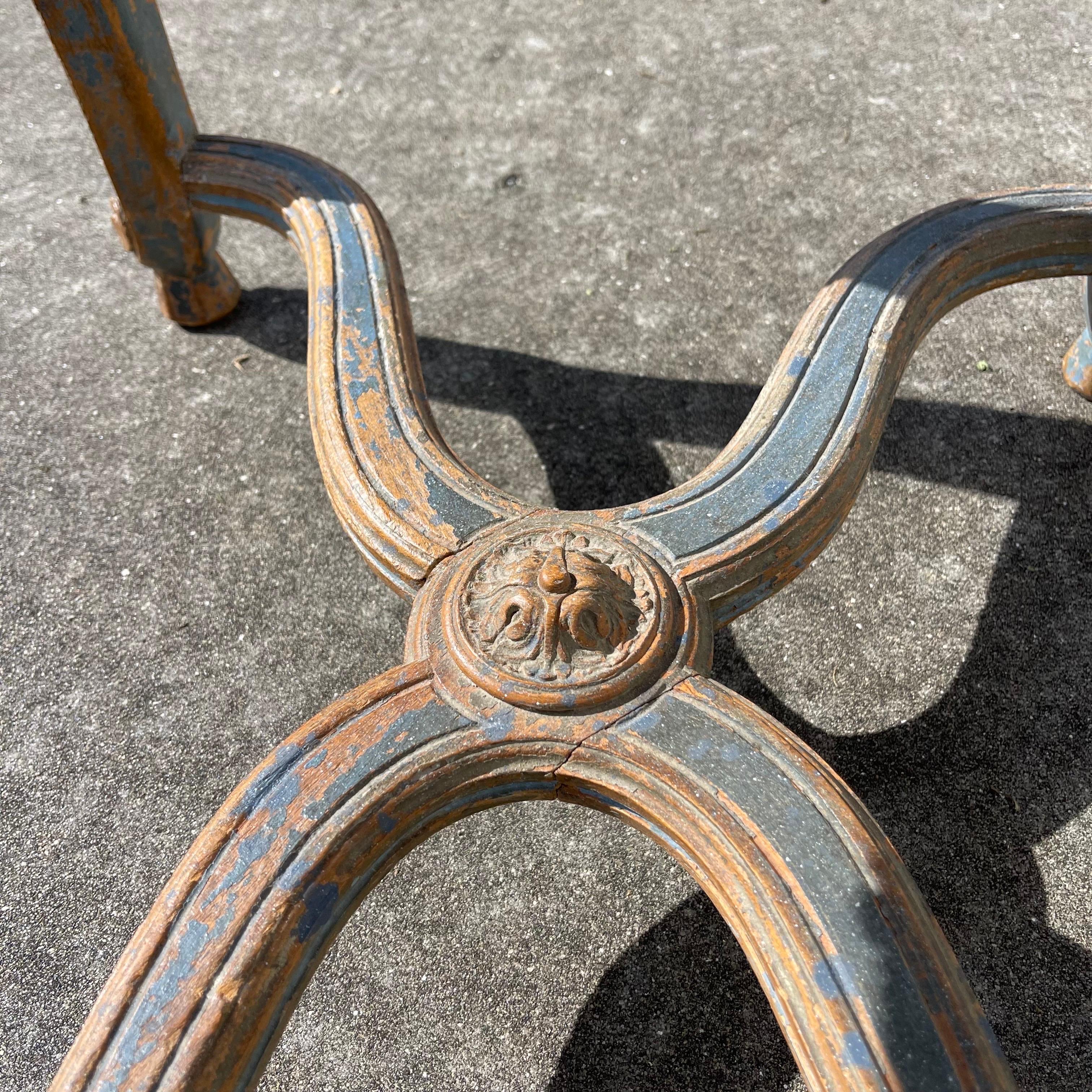 Fine del XIX secolo. Set di 6 sedie da pranzo in stile Louis XV in legno intagliato e verniciato con sedile a canna in vendita 3
