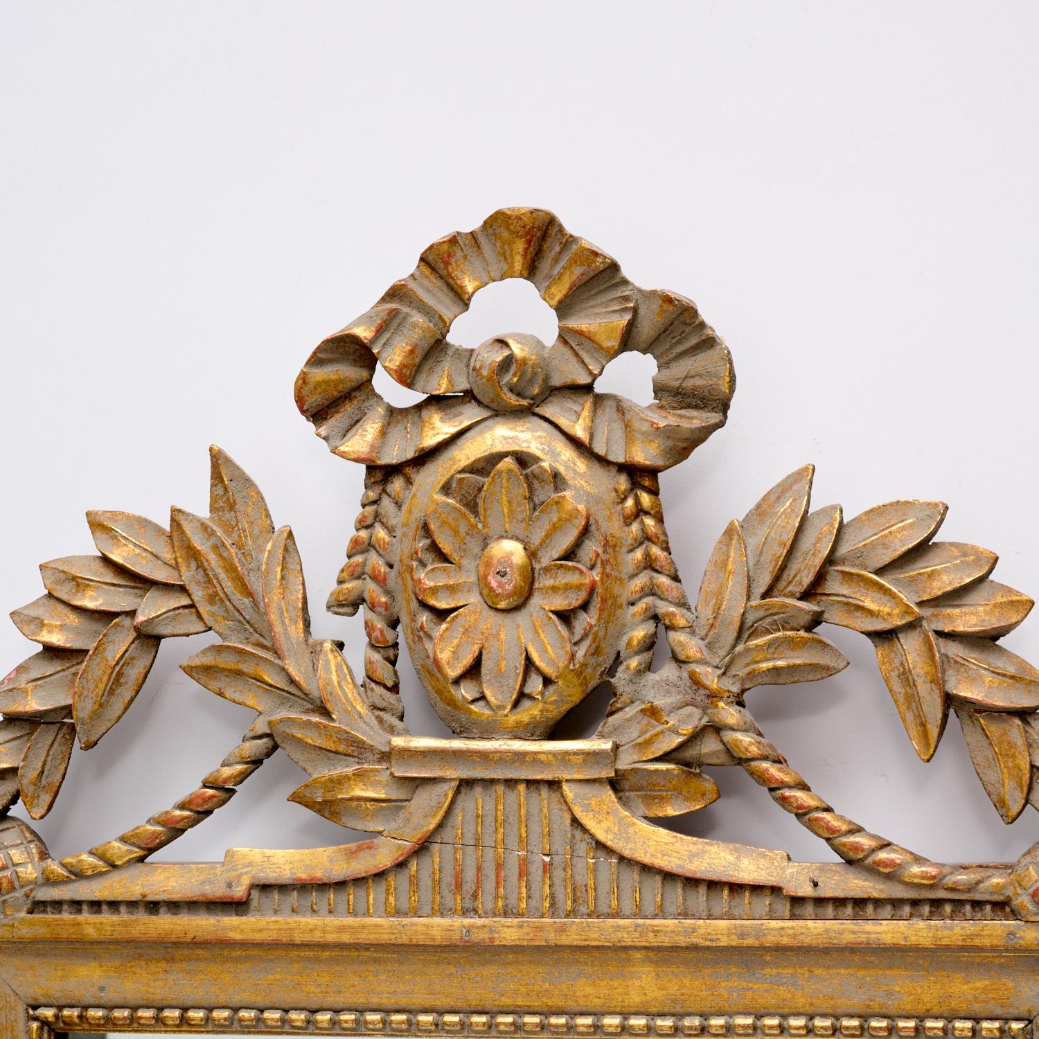 Charmant miroir de mariage en bois doré de style Louis XVI, datant de la fin du XIXe siècle, décoré de motifs floraux et d'une crête en ruban.

Un miroir de mariée était un cadeau de mariage traditionnel remontant à l'époque de la Grèce antique. Il
