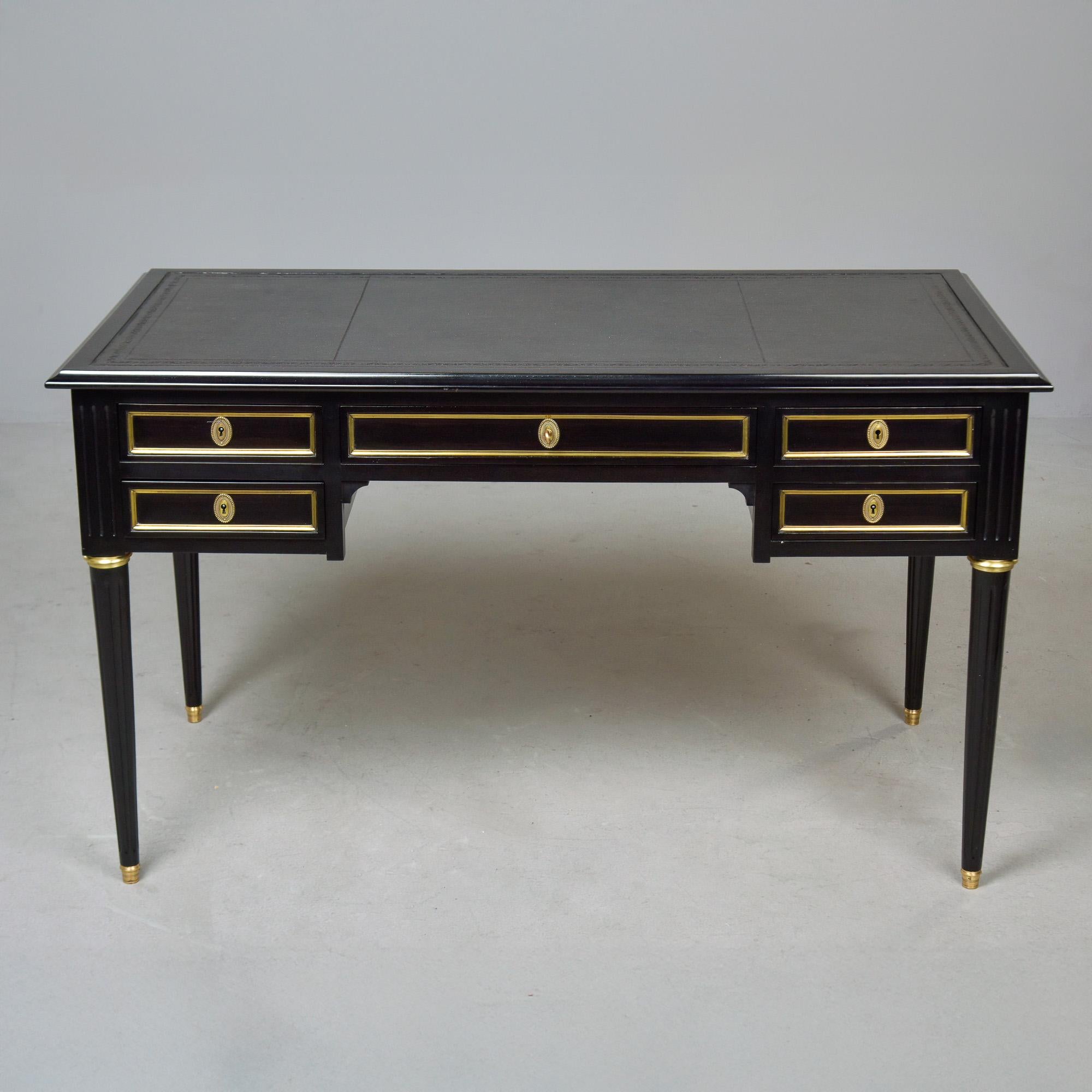 Trovata in Francia, questa scrivania in stile Luigi XVI risale al 1880. La scrivania è in mogano con finitura ebanizzata e finiture in ottone. Nuovo piano in pelle / superficie di scrittura. Cinque cassetti con chiusura a coda di rondine e finiture