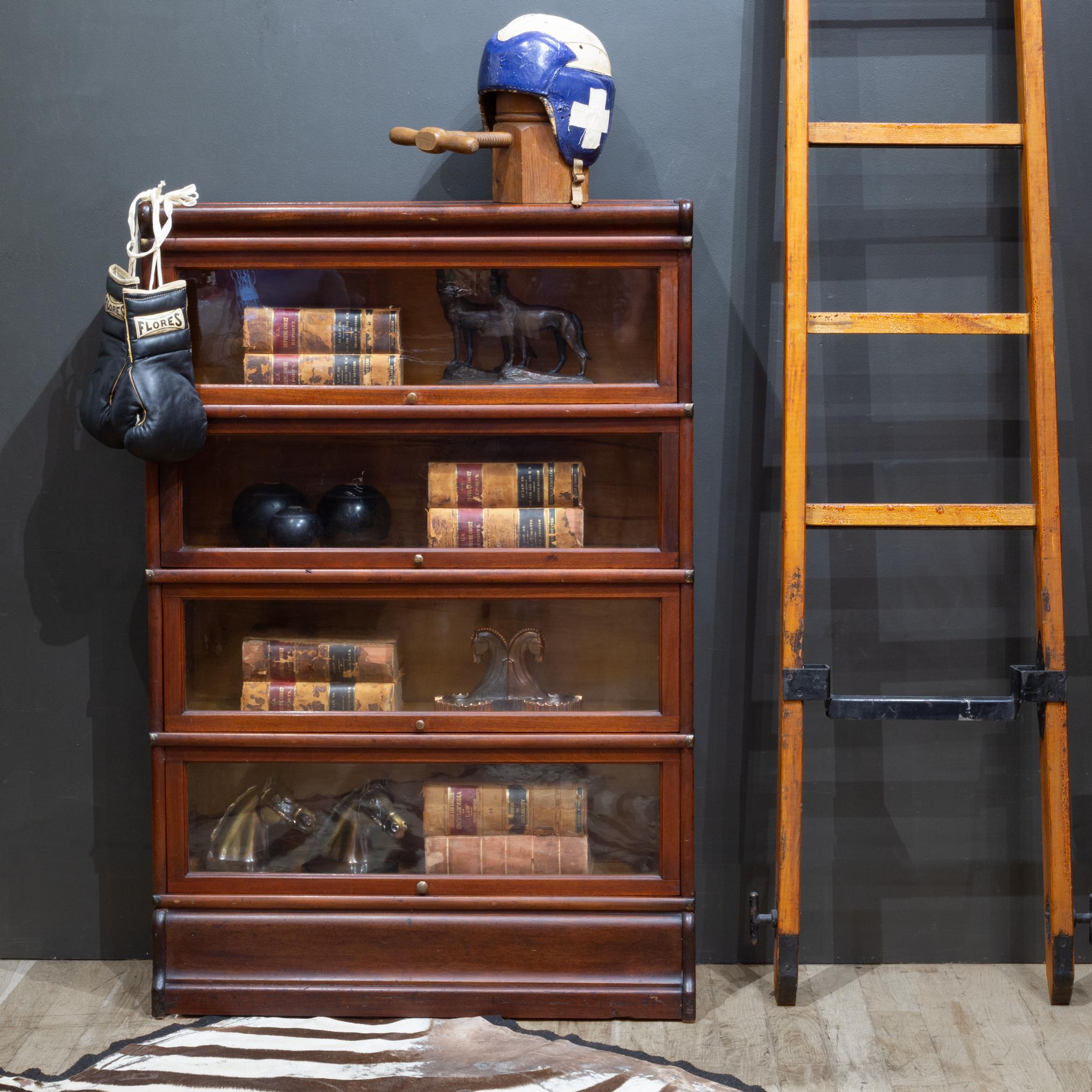 ACERCA DE

Librería modular de abogado de 4 pilas de finales del siglo XIX, con pomos de latón, correas de metal chapado en latón y puertas de cristal que se abren y deslizan desde arriba. Cristal ondulado original en cada estante. Acabado de caoba