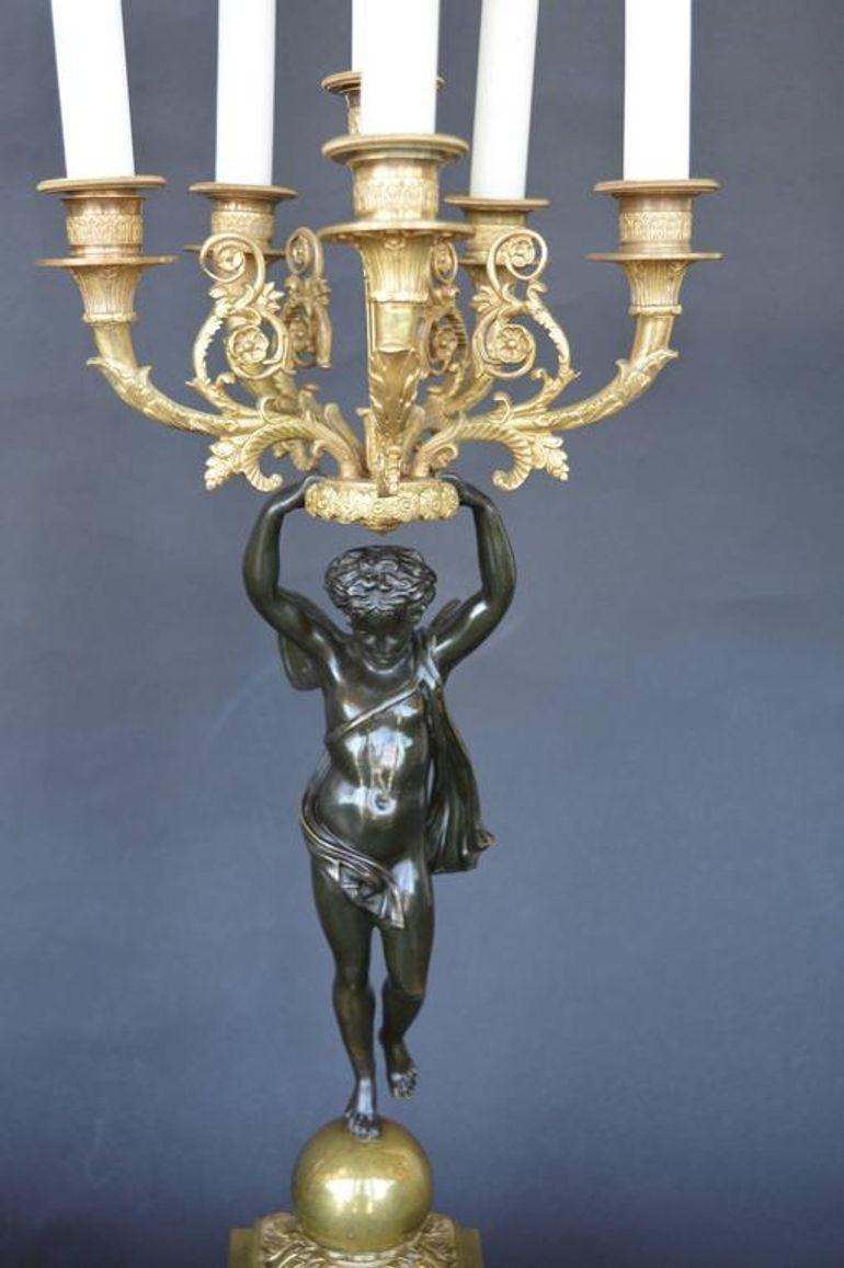 Coppia di candelabri in stile impero della fine del XIX secolo tenuti in mano da piccole fate. Realizzato in Francia, intorno al 1880.