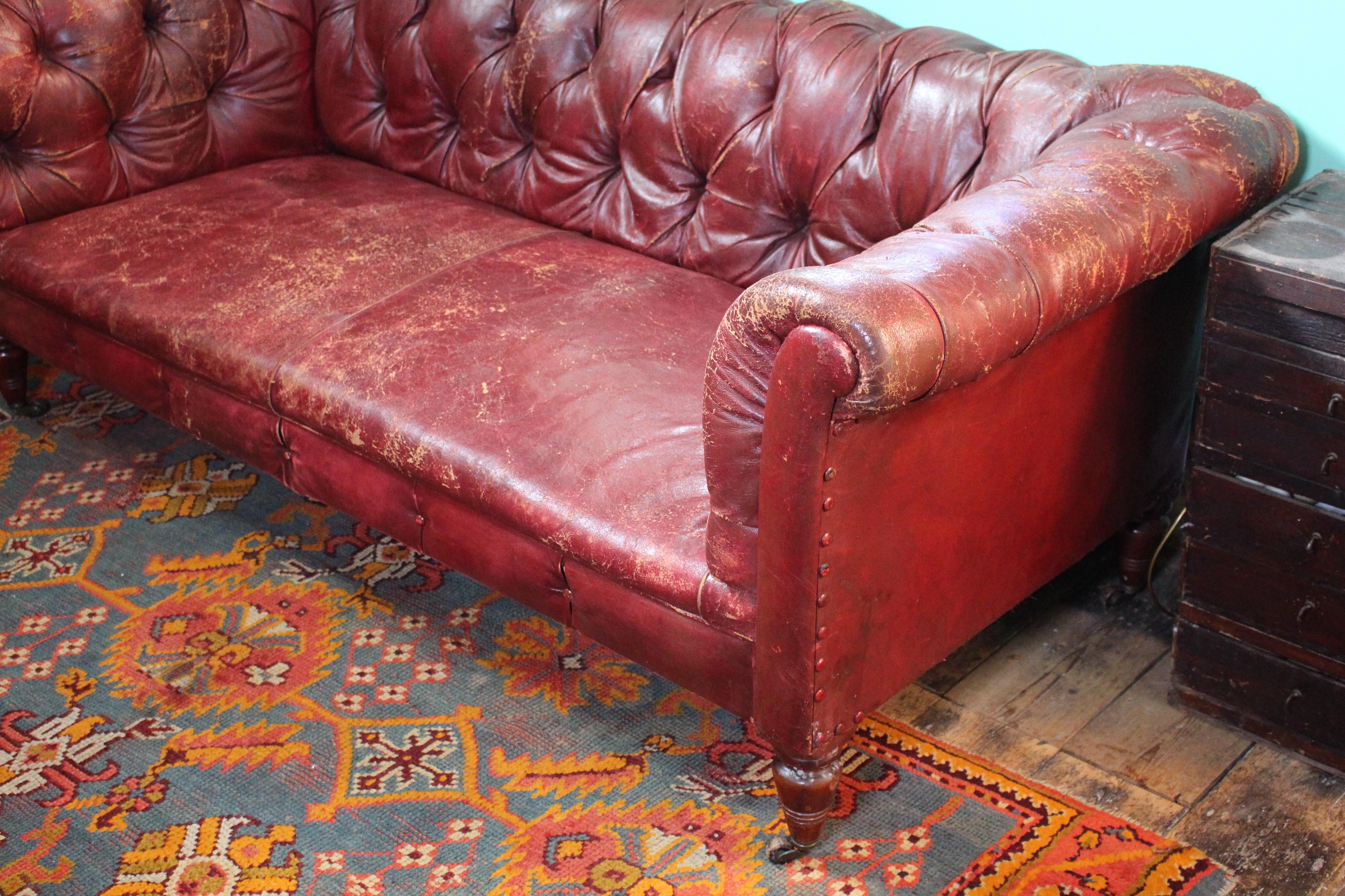 Late 19th C Red Burgandy Buttoned Moroccan Leather English Chesterfield Sofa In Good Condition In Lowestoft, GB