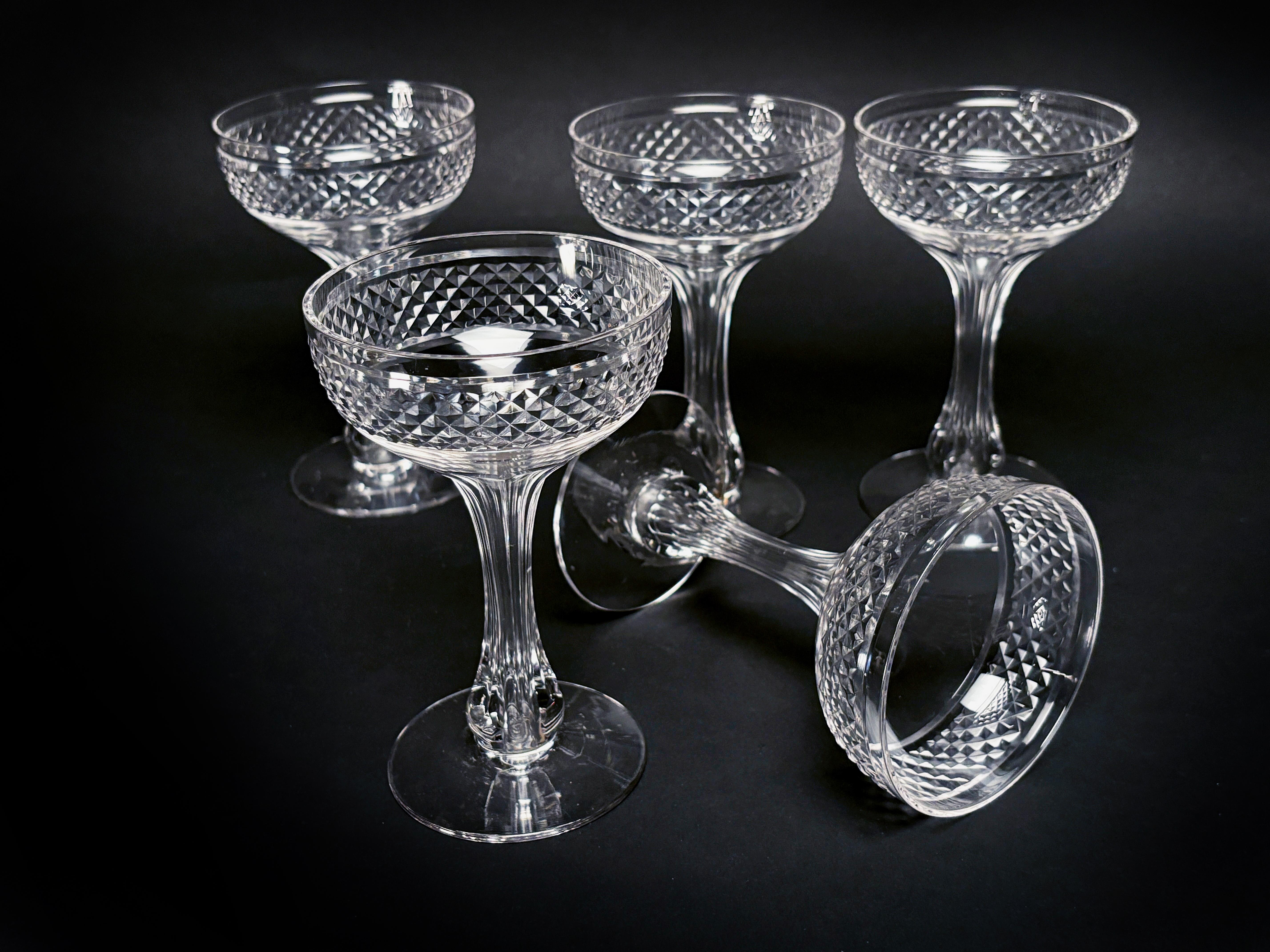 Ces coupes à champagne en cristal à tige creuse, particulièrement inhabituelles, sont le reflet d'une époque où les moindres détails comptaient. Imaginez-vous autour d'une cheminée ronflante lors du réveillon du Nouvel An à l'époque victorienne,