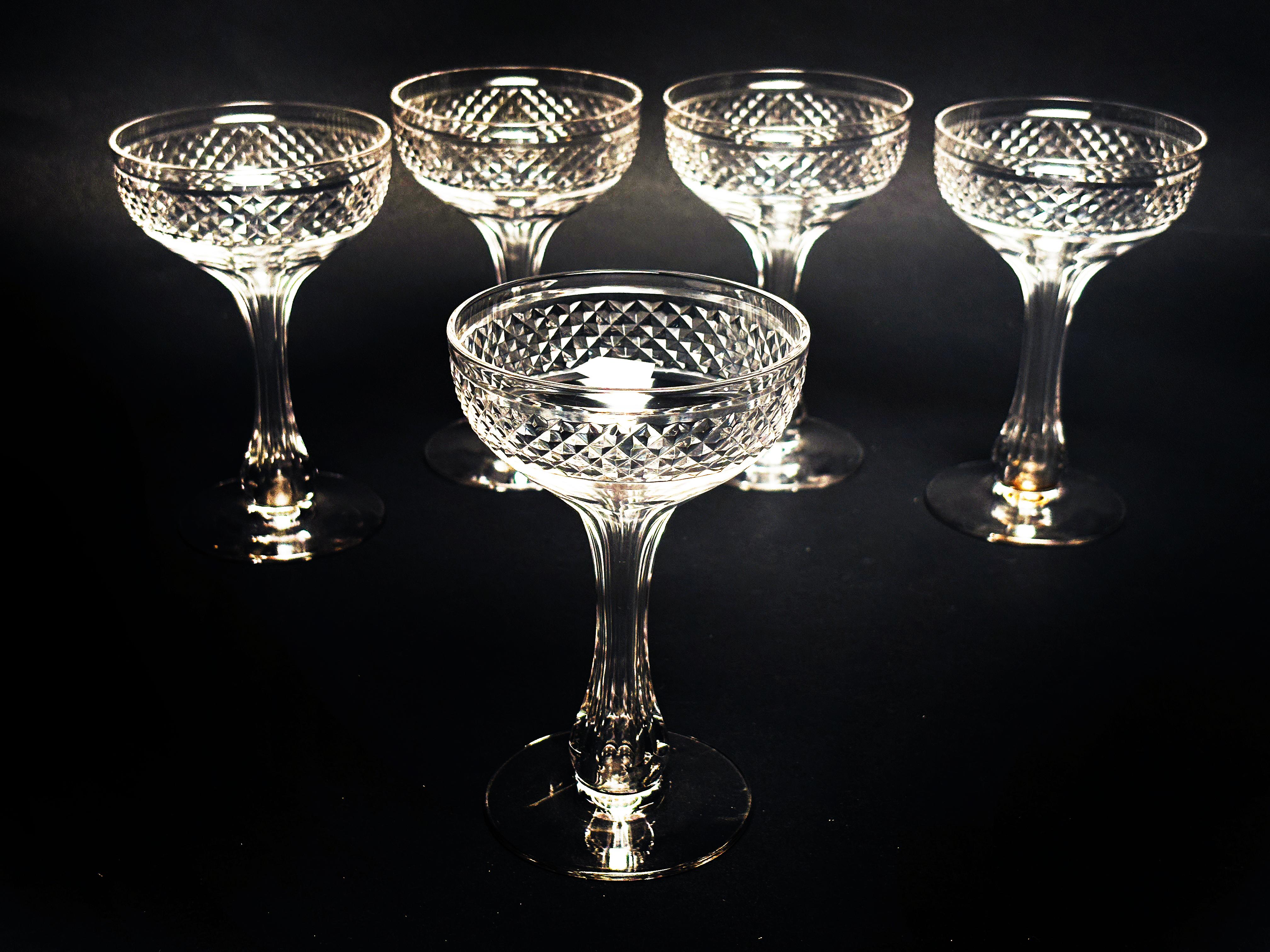 Victorien A.I.C., fin du 19ème siècle, ensemble de 5 coupes à champagne à tige creuse en cristal en vente