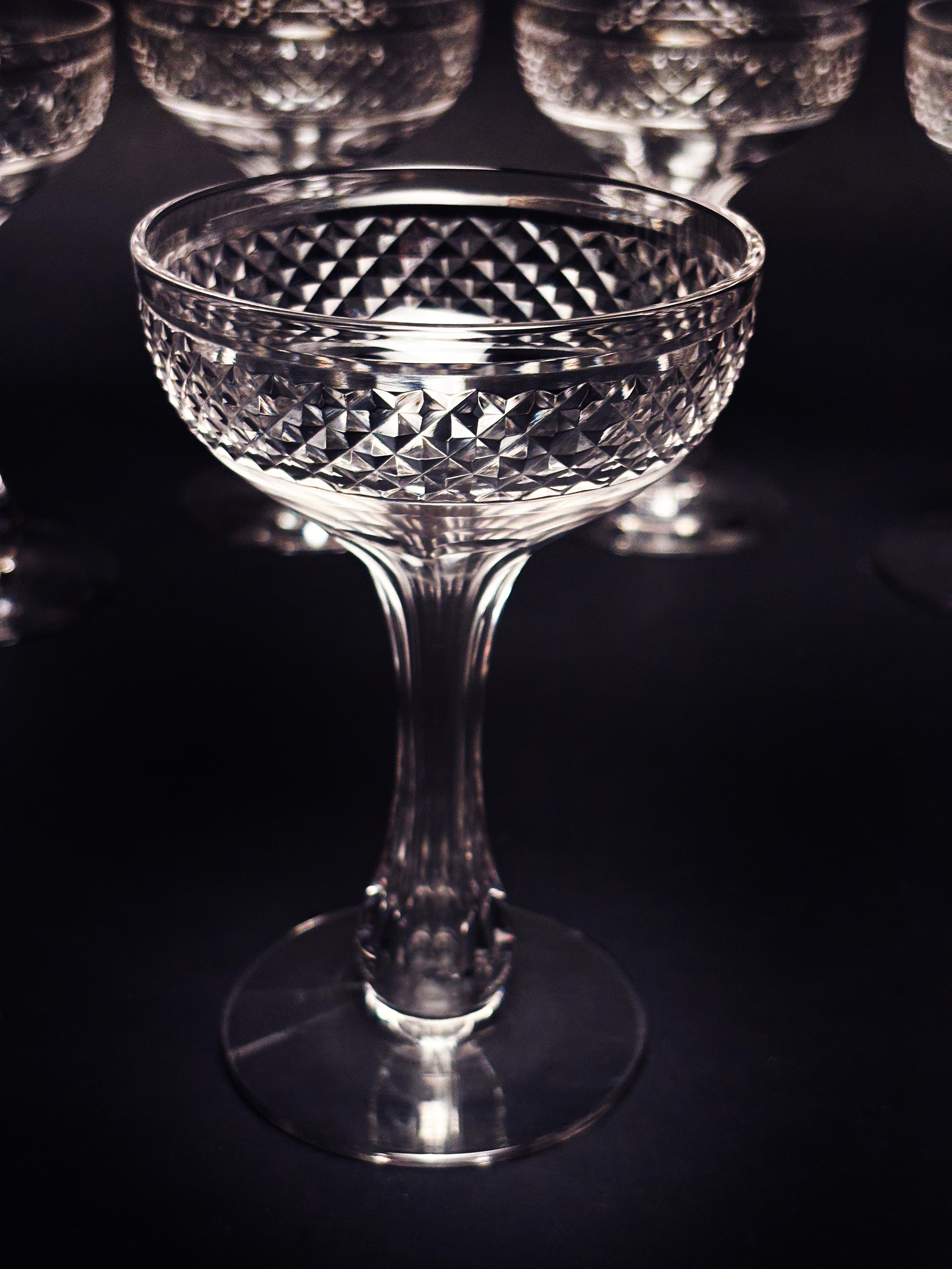 A.I.C., fin du 19ème siècle, ensemble de 5 coupes à champagne à tige creuse en cristal Bon état - En vente à Louisville, KY