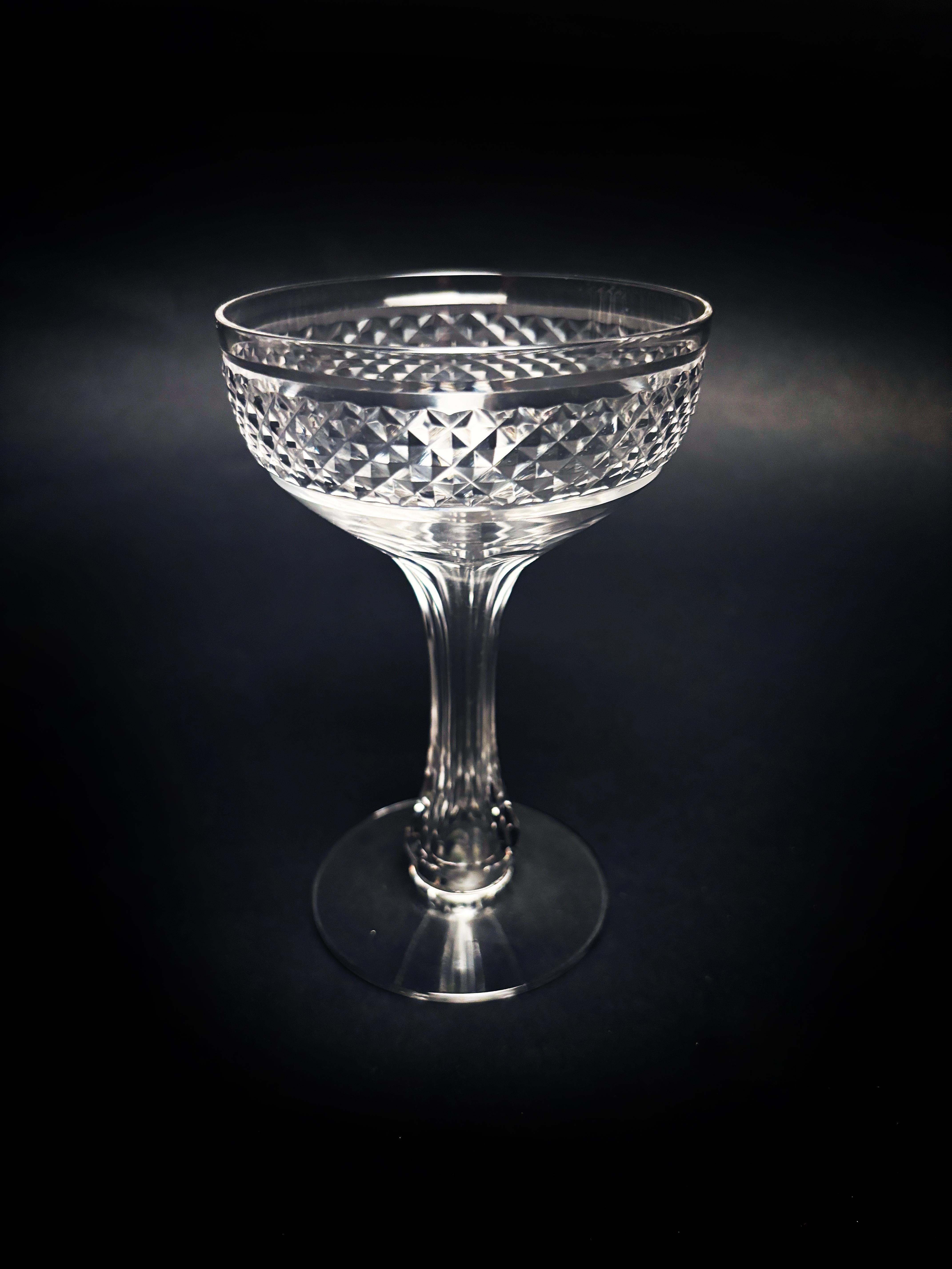 XIXe siècle A.I.C., fin du 19ème siècle, ensemble de 5 coupes à champagne à tige creuse en cristal en vente