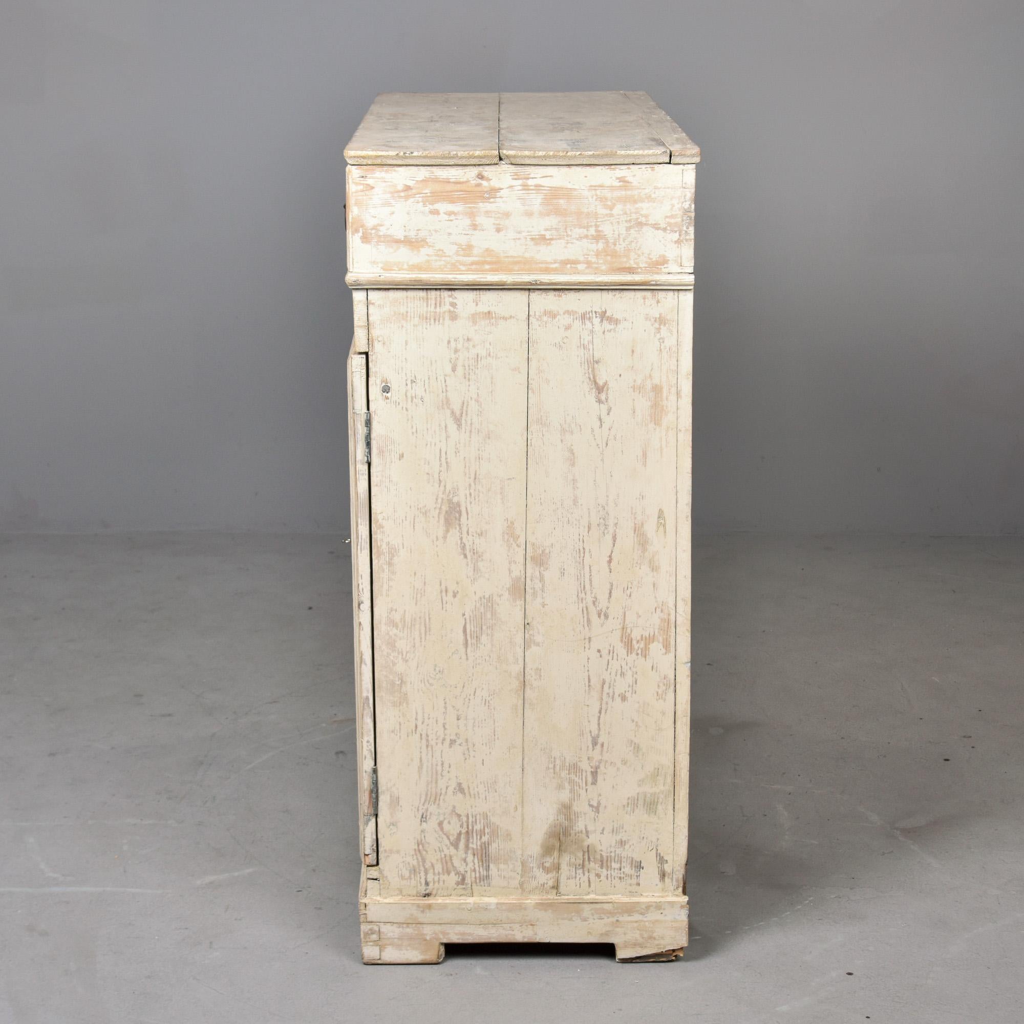 Credenza svedese in pino dipinto di bianco della fine del XIX secolo A.I.C. in vendita 3